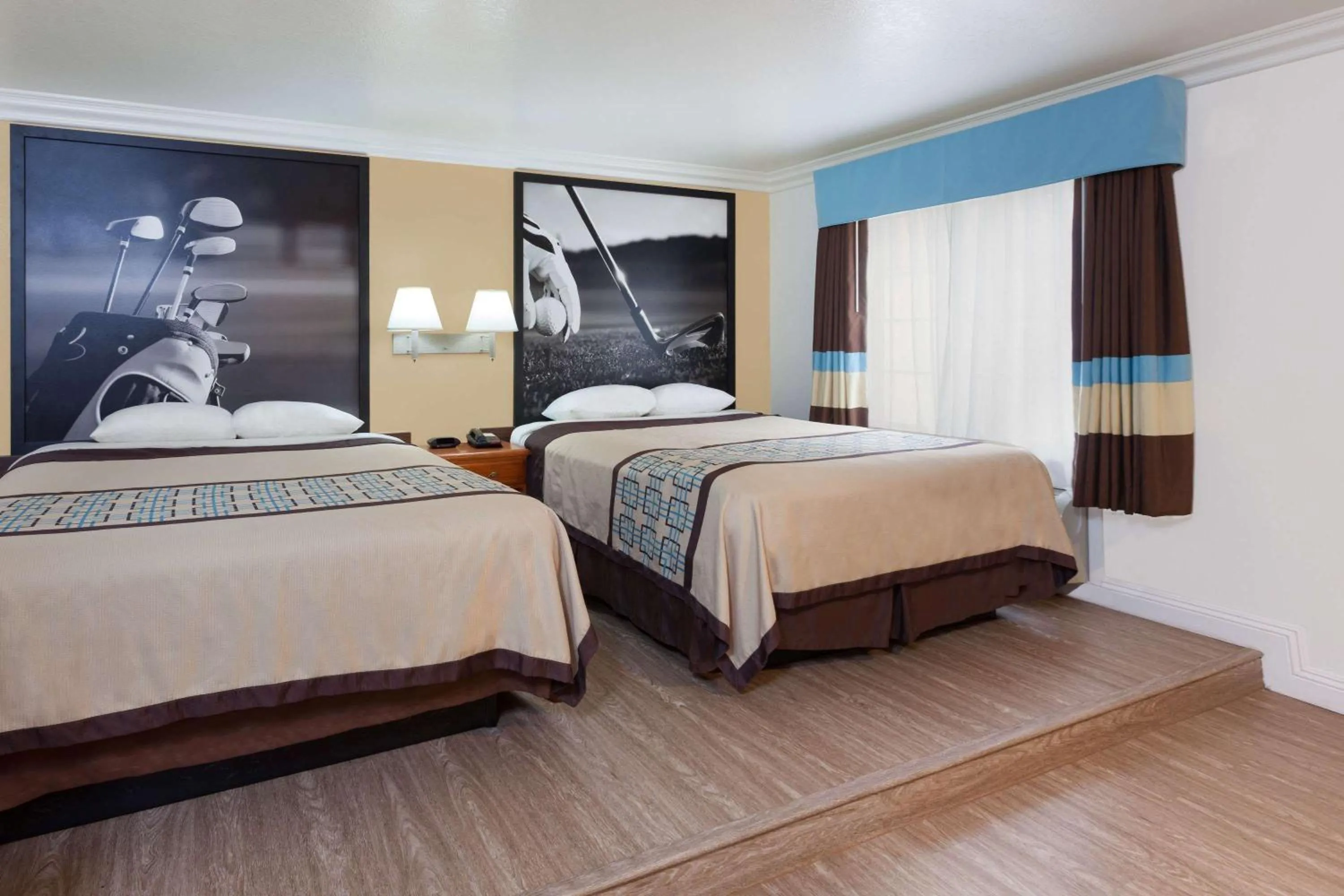 Photo of the whole room, Bed in Super 8 by Wyndham Santa Clarita/Valencia
