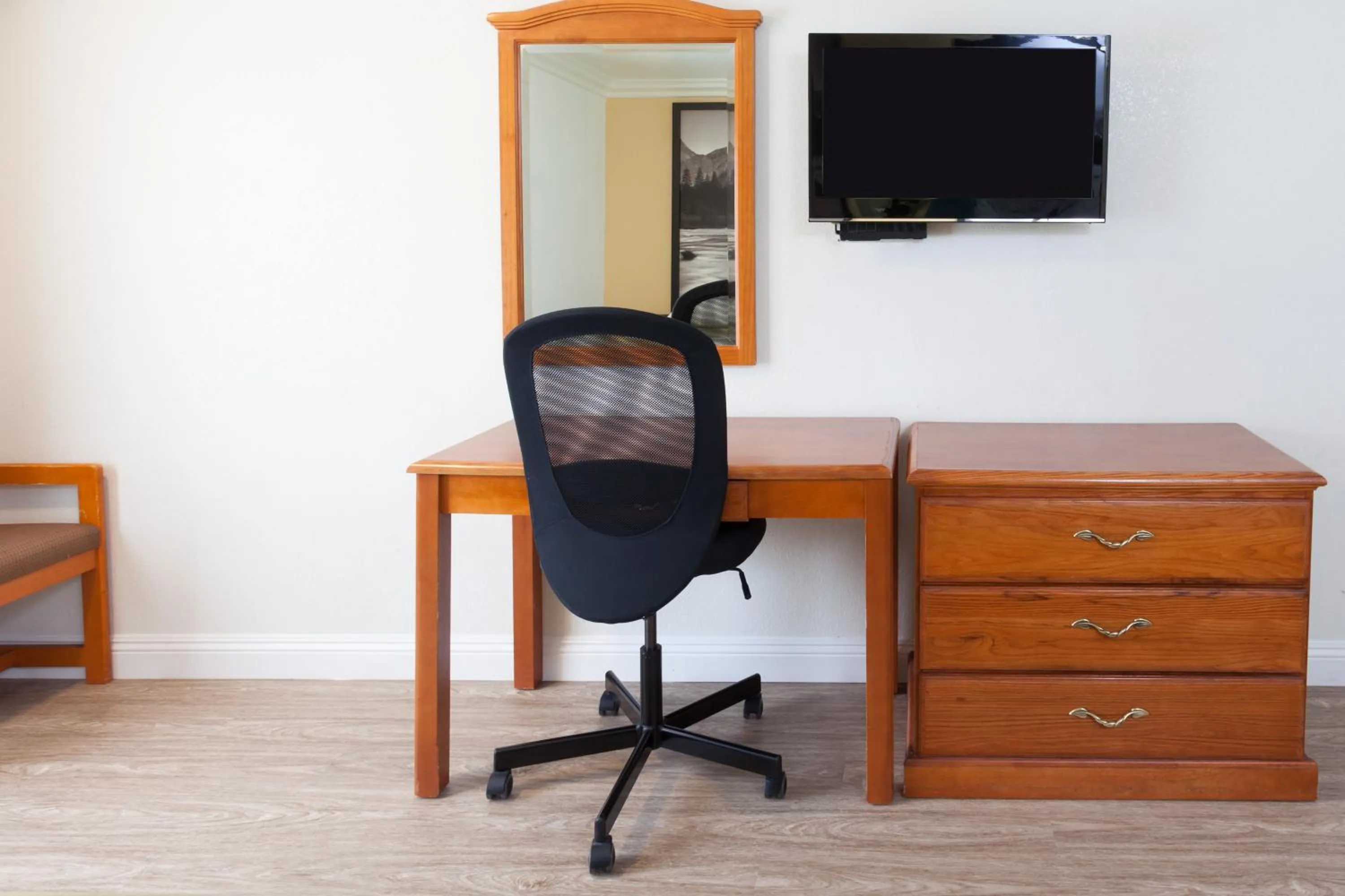 TV and multimedia in Super 8 by Wyndham Santa Clarita/Valencia