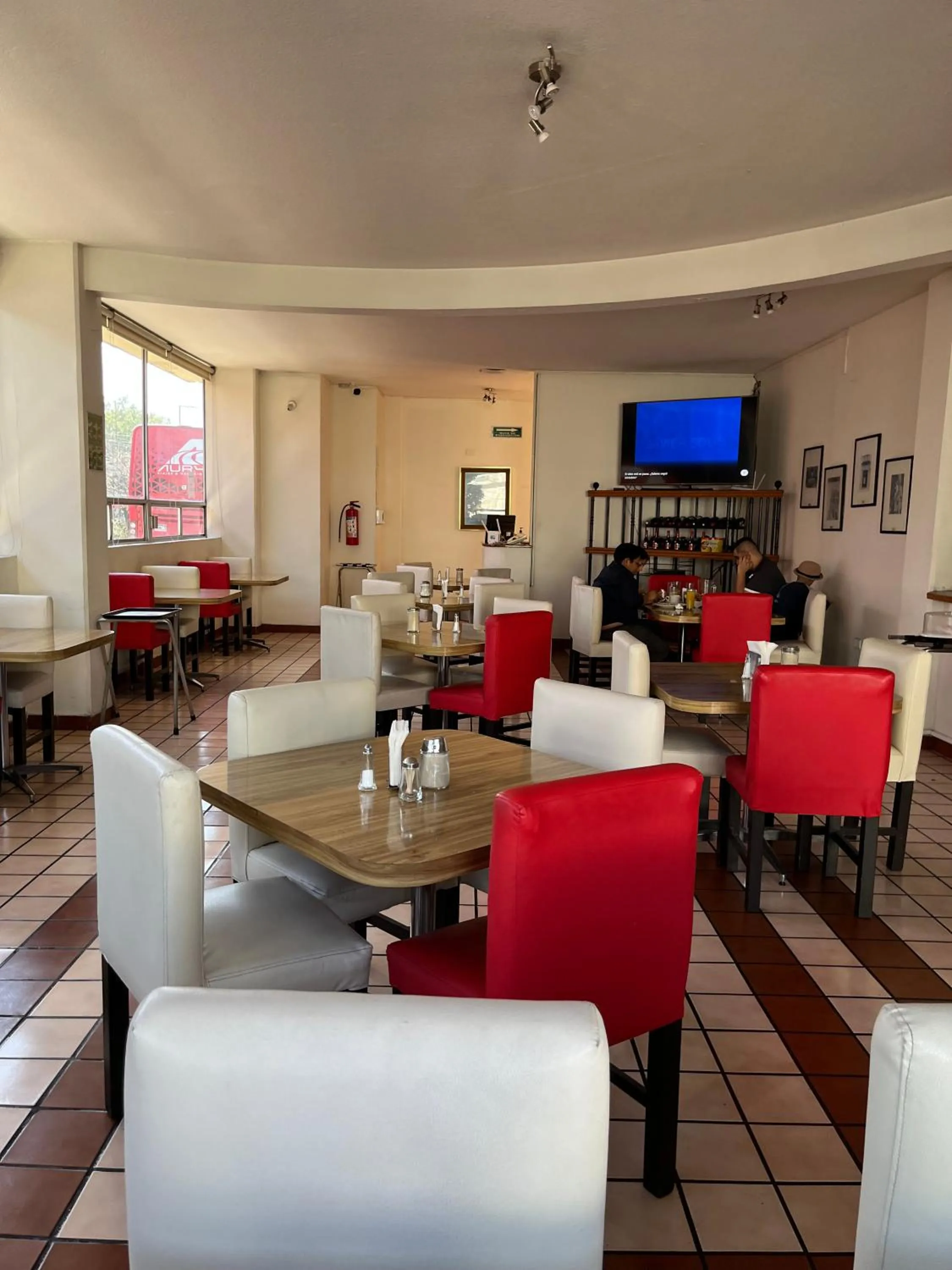 Restaurant/places to eat in Hotel Granada