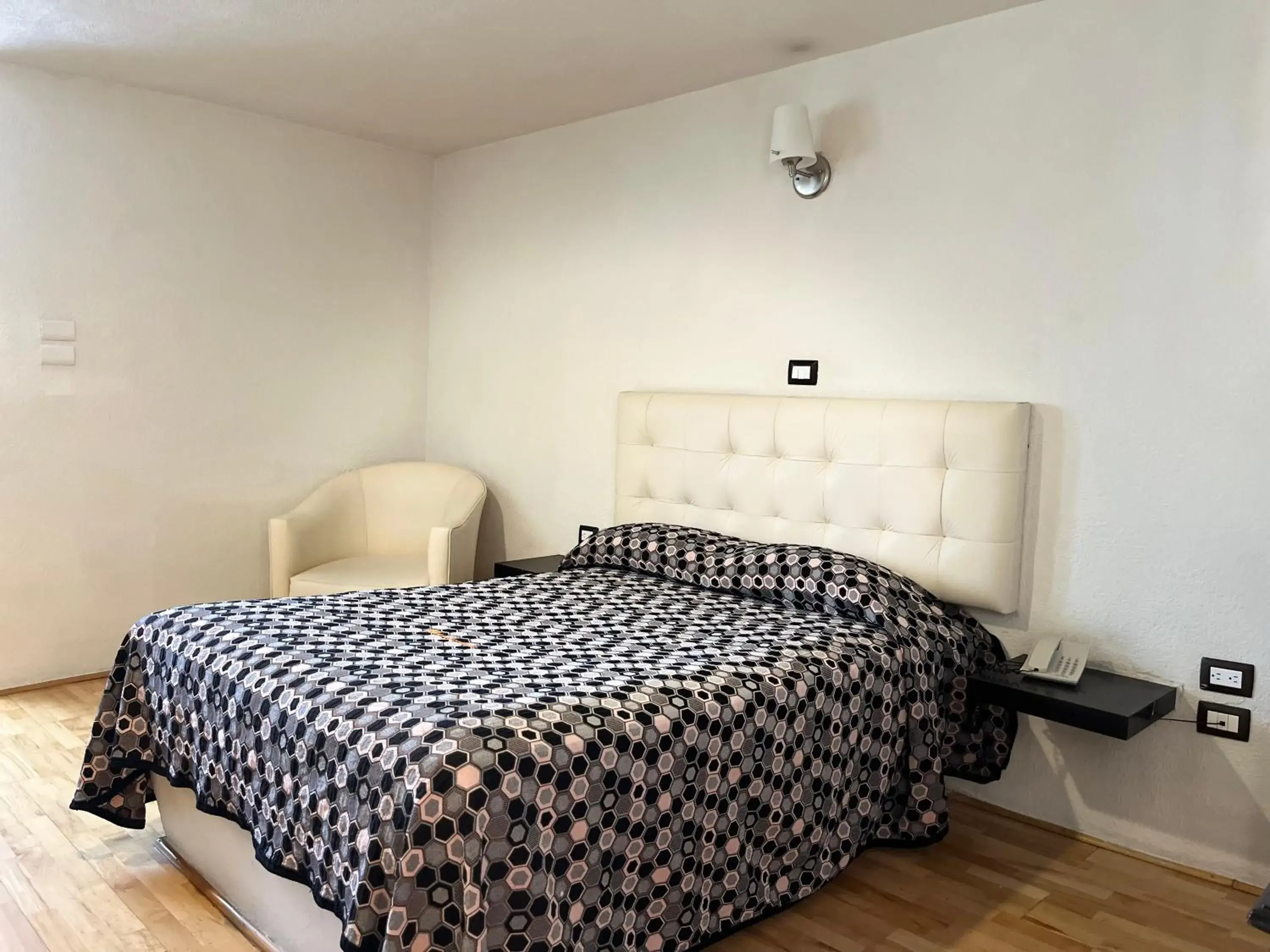 Standard Queen Room - single occupancy in Hotel Granada Standard Queen Room - single occupancy in Hotel Granada