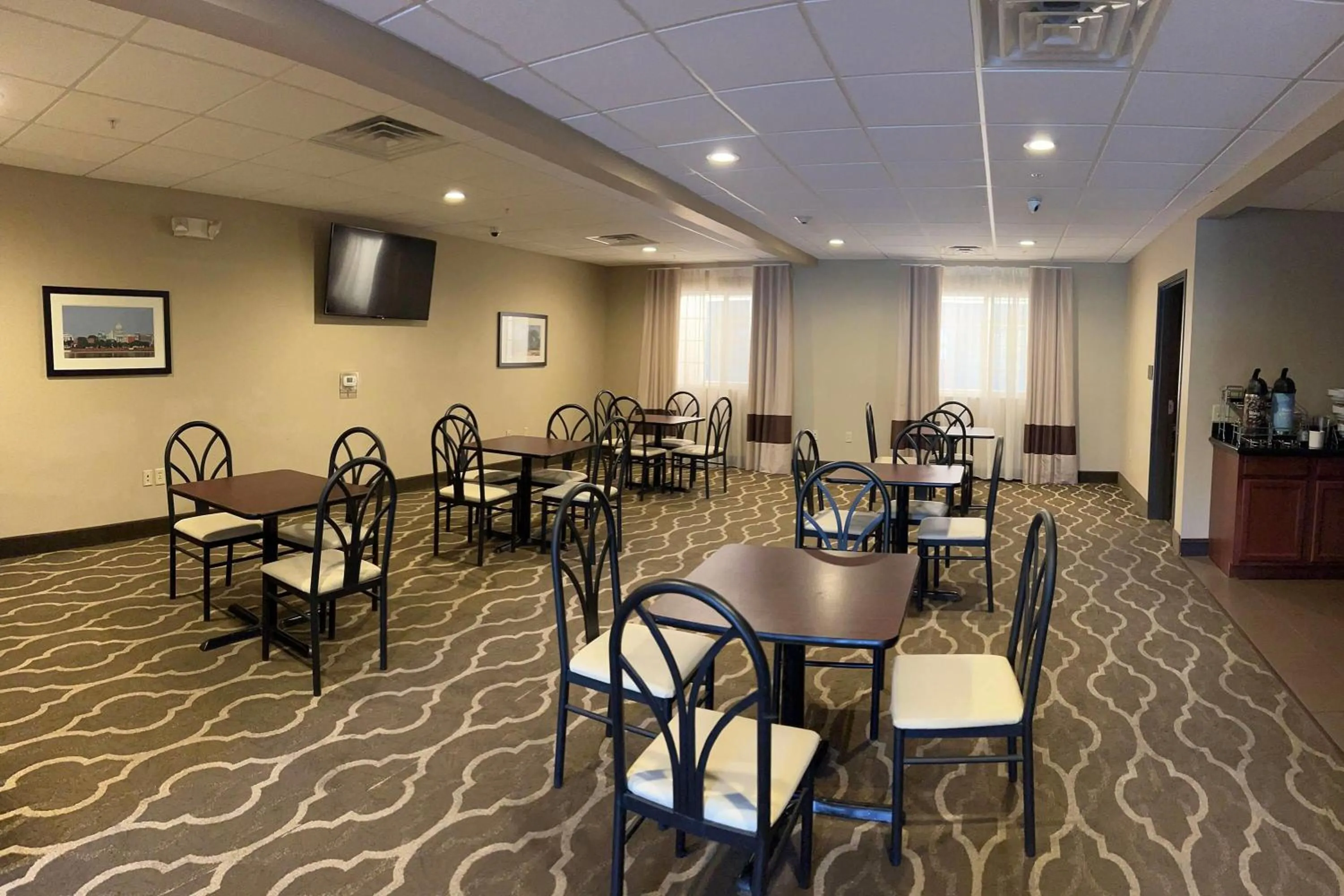 Breakfast in Days Inn & Suites by Wyndham Manheim Lebanon