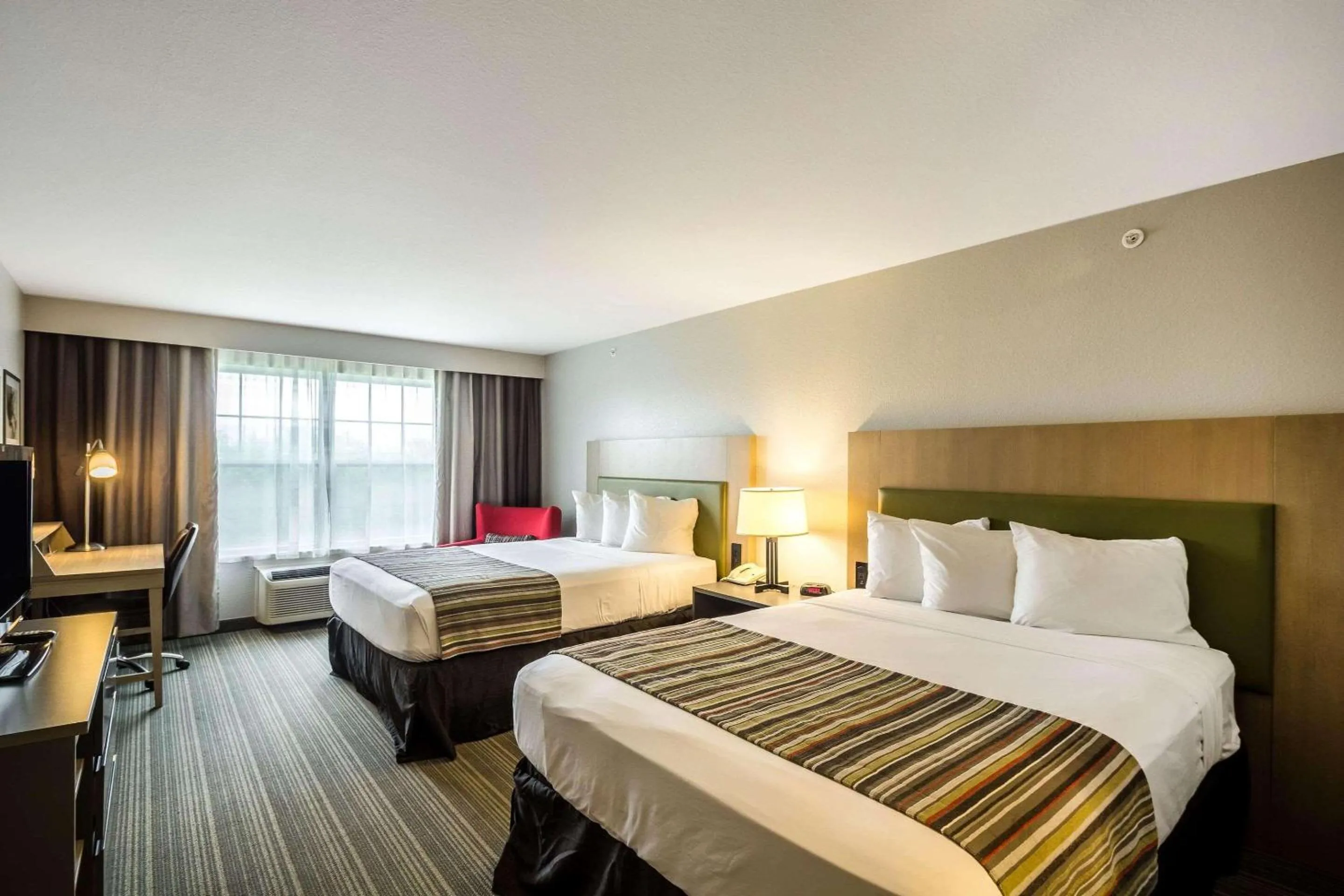 Bedroom, Bed in Country Inn & Suites by Radisson, Fond du Lac, WI