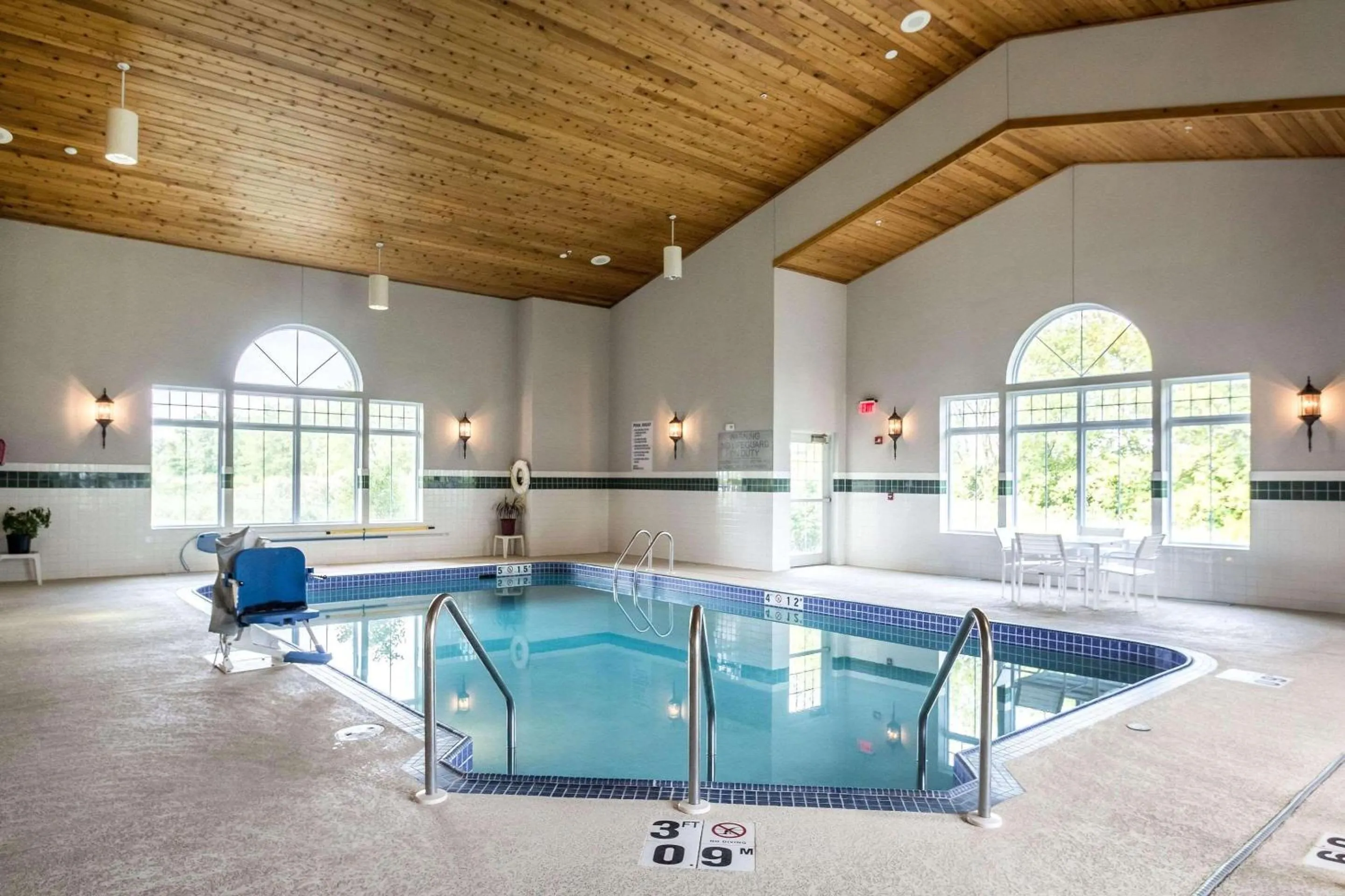 Swimming pool in Country Inn & Suites by Radisson, Fond du Lac, WI