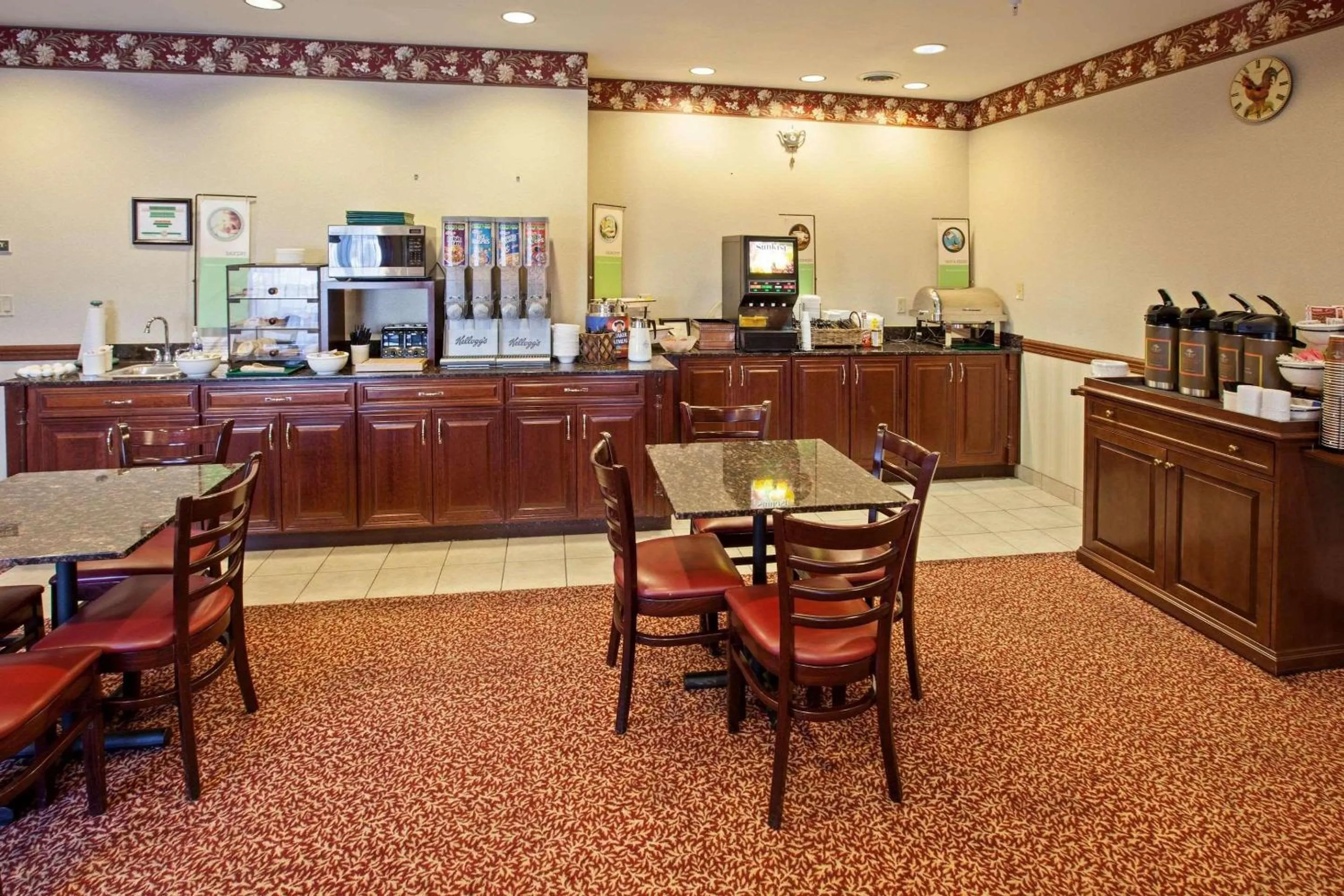 Breakfast in Country Inn & Suites by Radisson, Elkhart North, IN