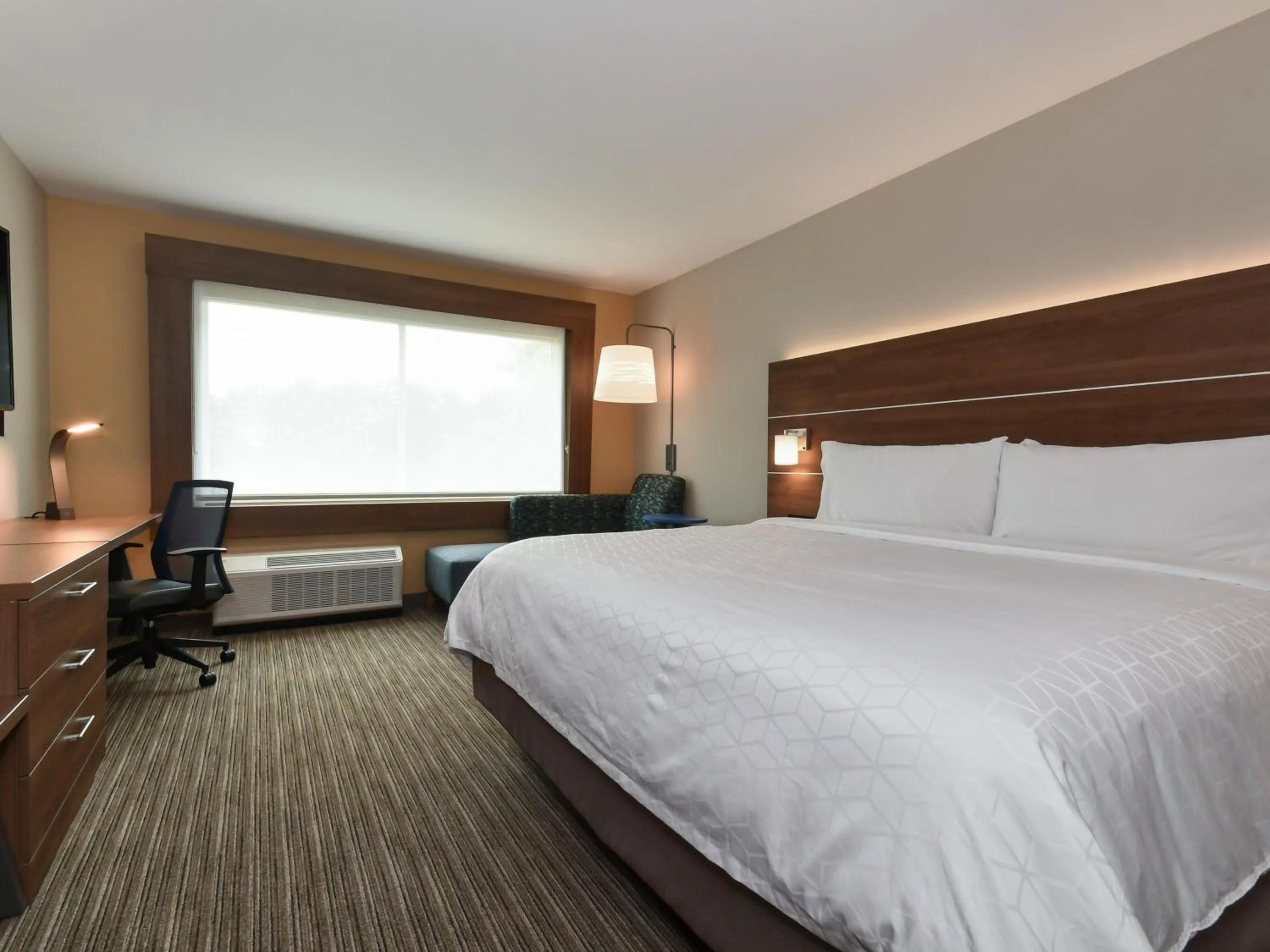 Bedroom, Bed in Holiday Inn Express & Suites Charlotte - Ballantyne by IHG
