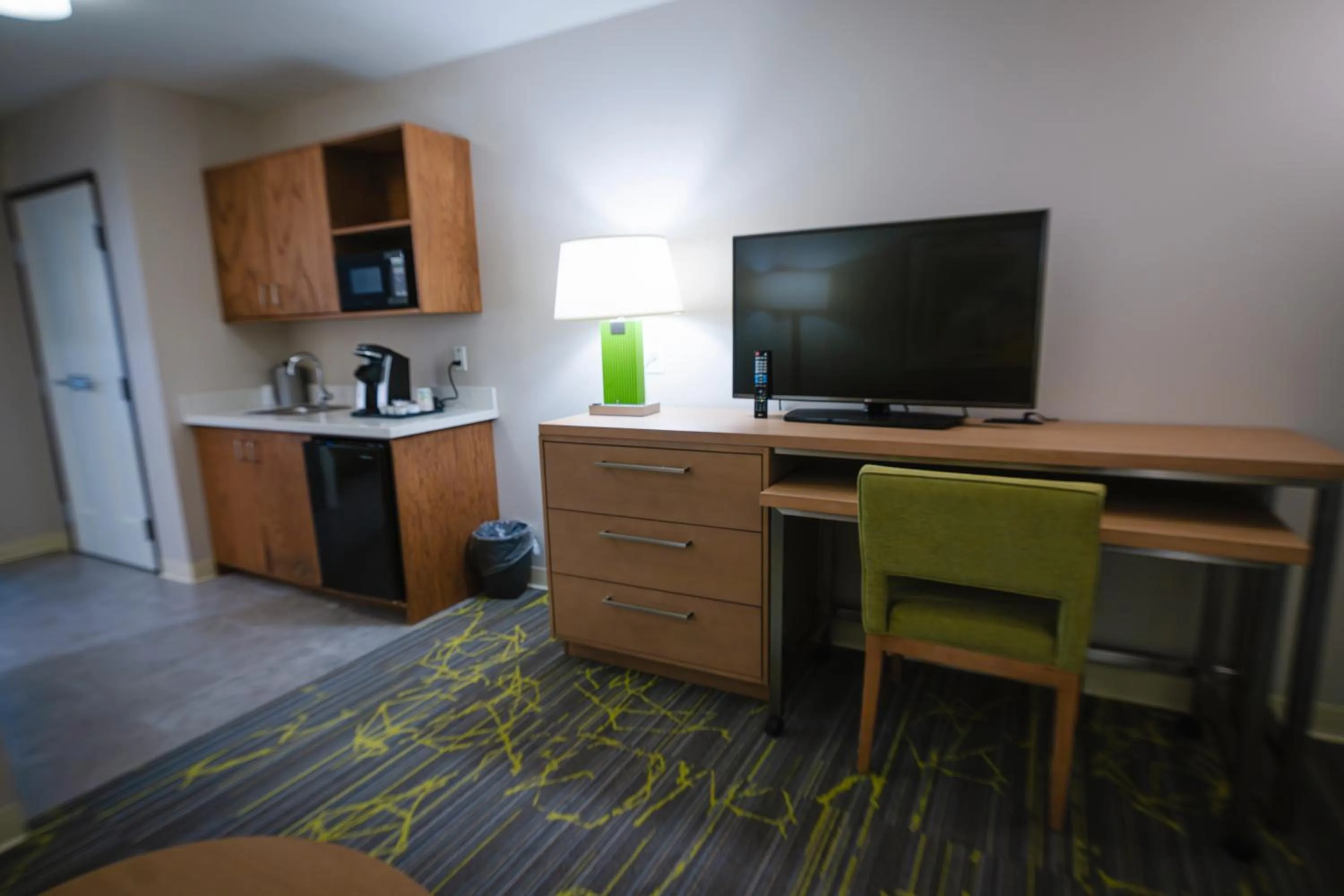 Kitchen or kitchenette in Holiday Inn & Suites Houston NW - Willowbrook by IHG
