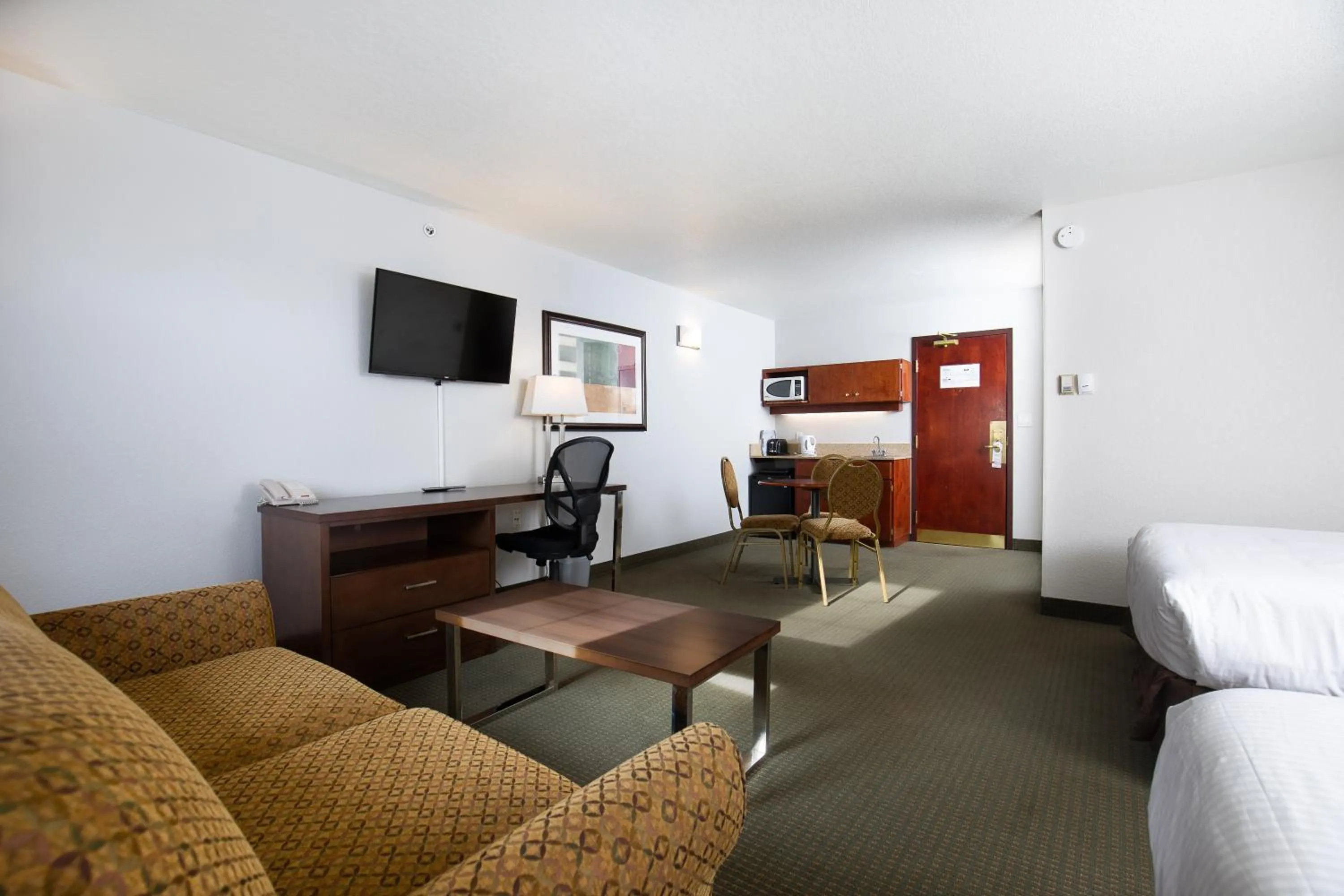 TV and multimedia, Bed in Service Plus Inns and Suites