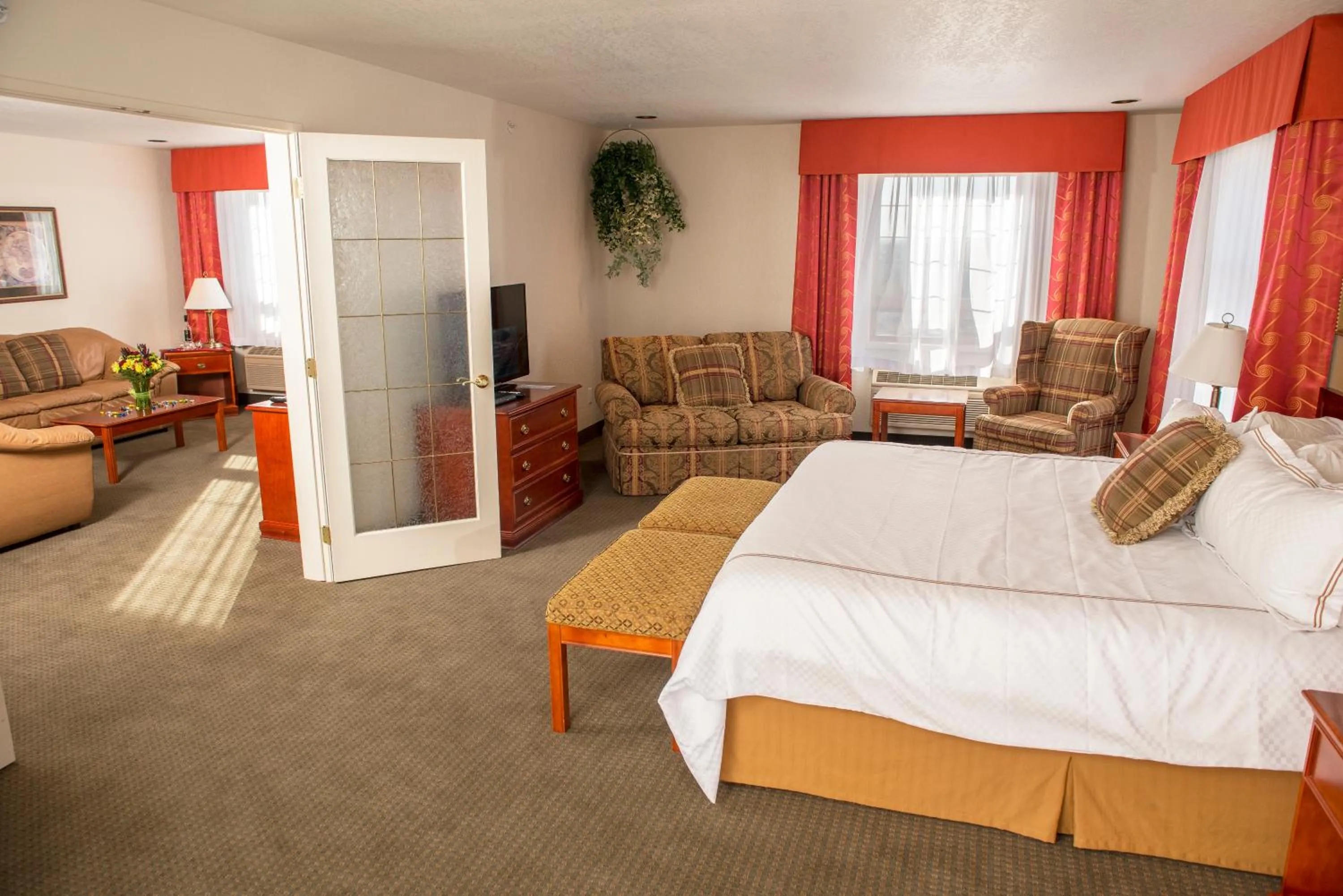 Living room, Bed in Service Plus Inns and Suites