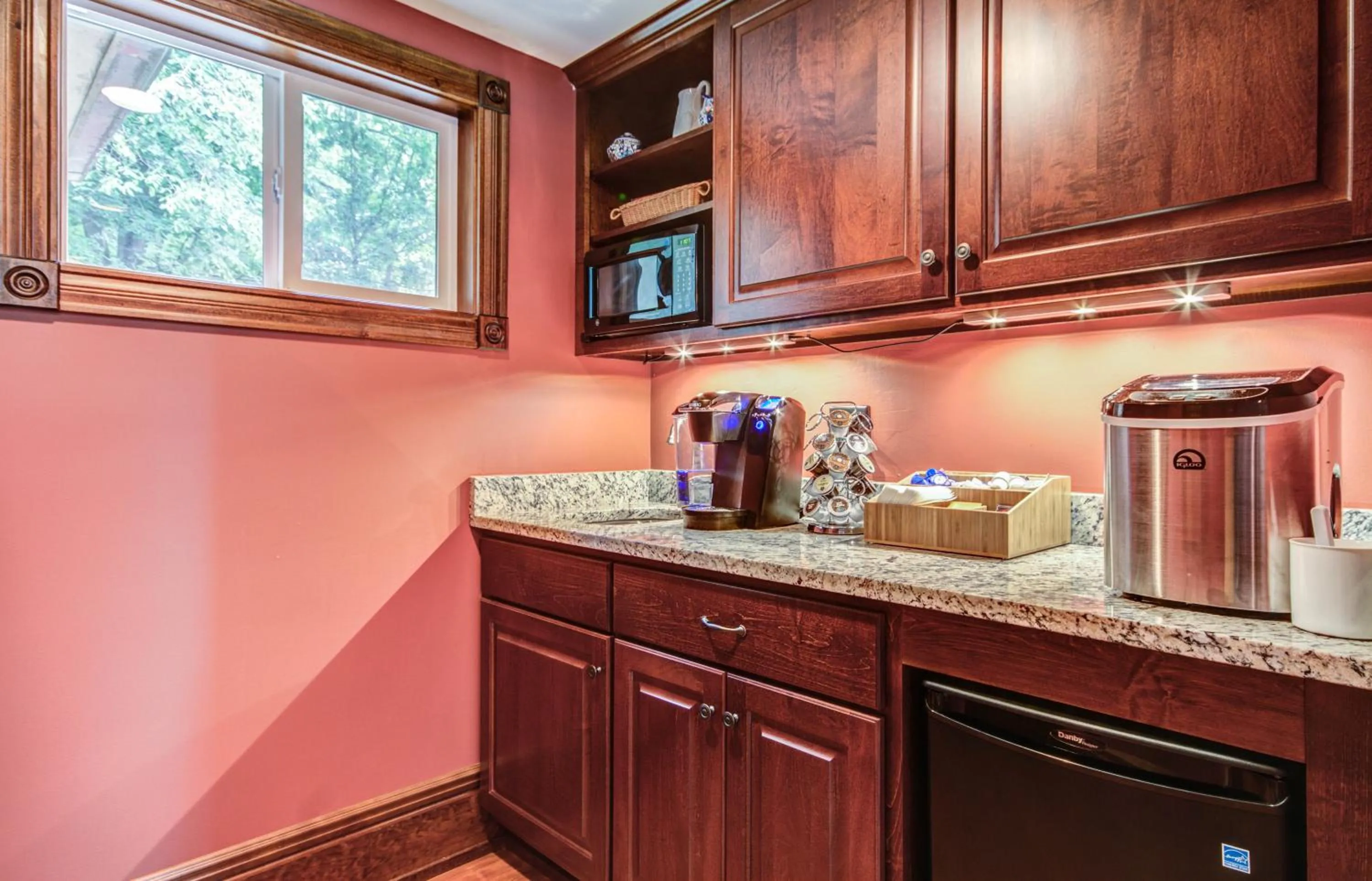 Coffee/tea facilities in Twin Oaks Inn