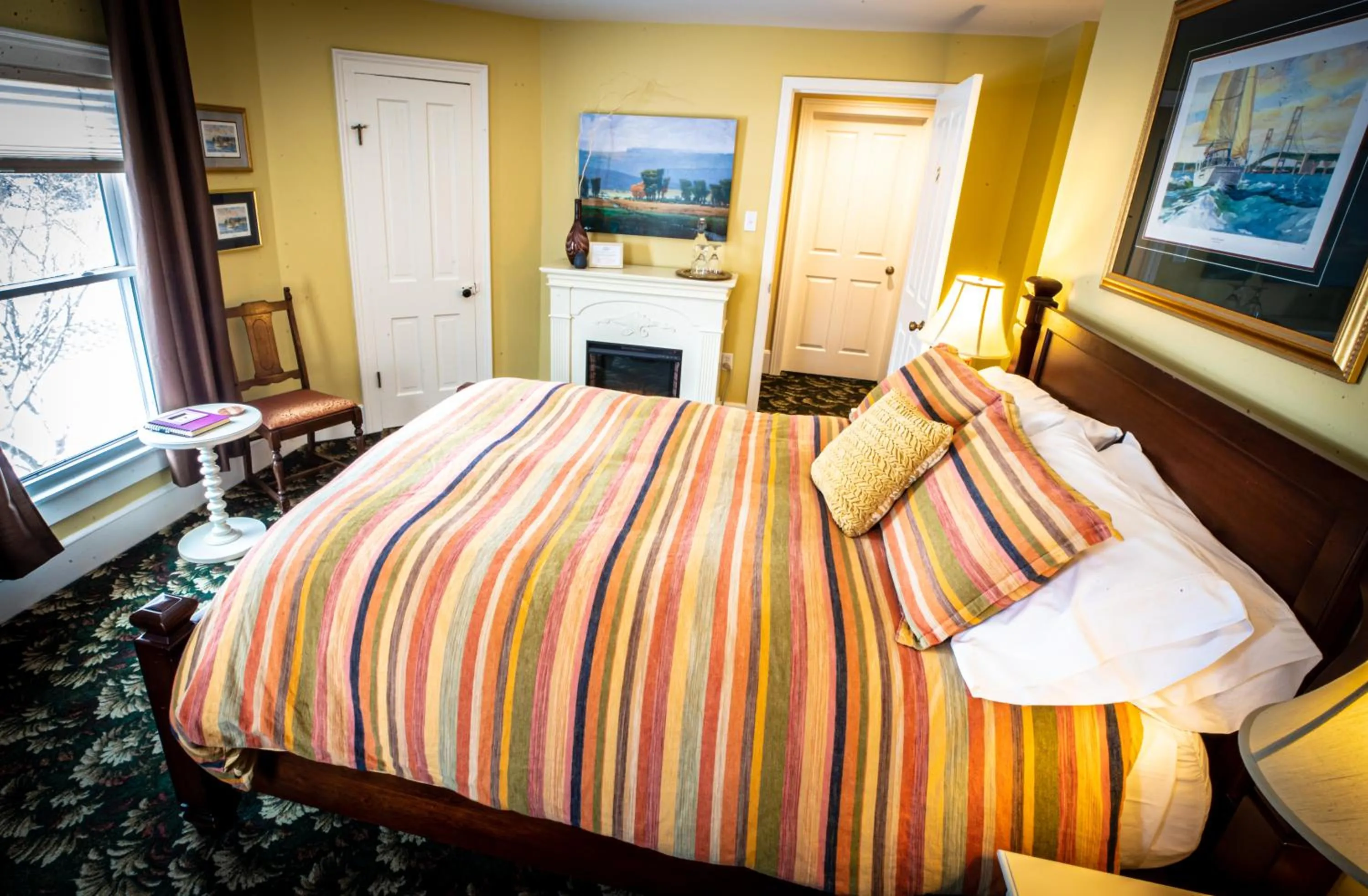 Bed in Twin Oaks Inn