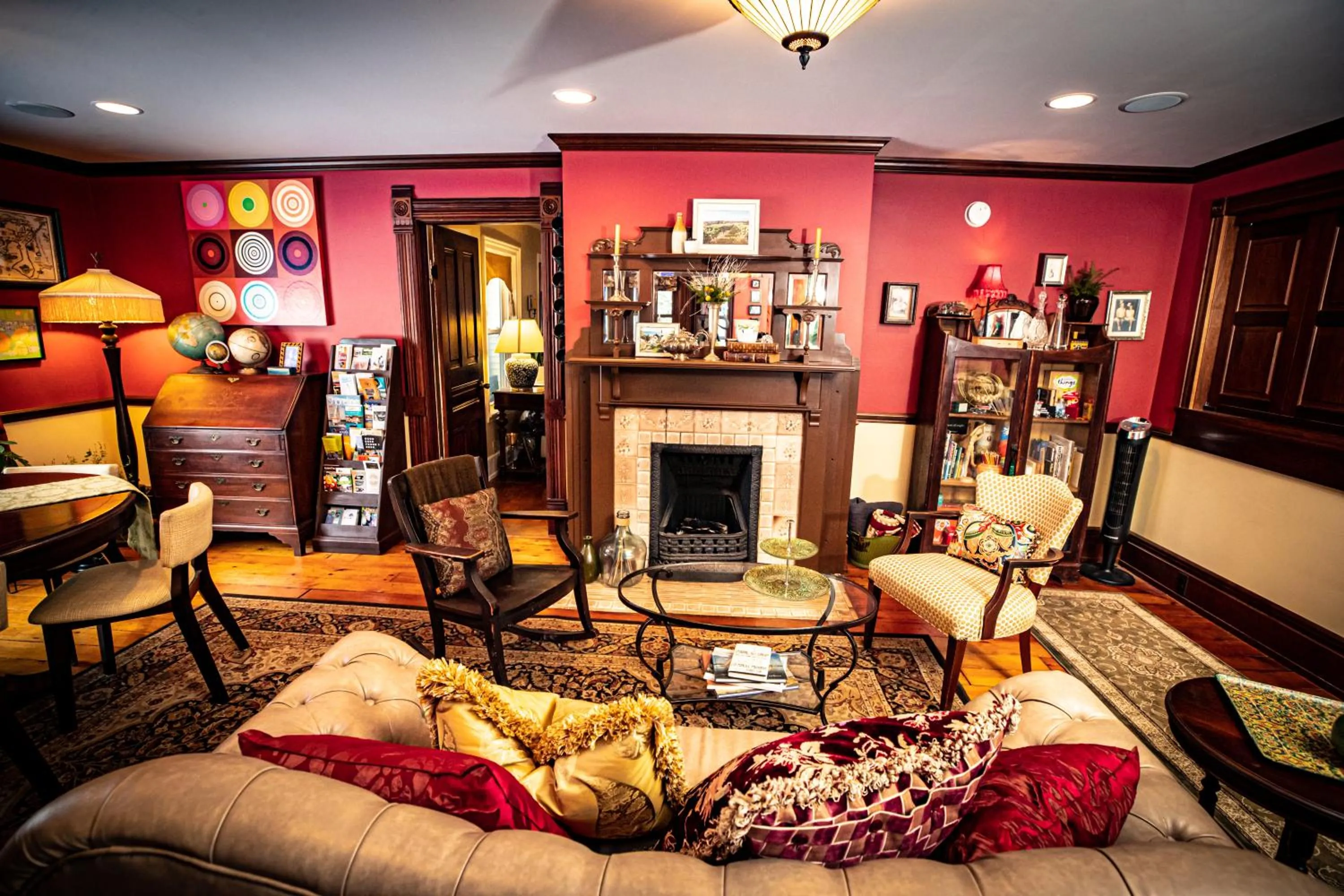 Property building in Twin Oaks Inn