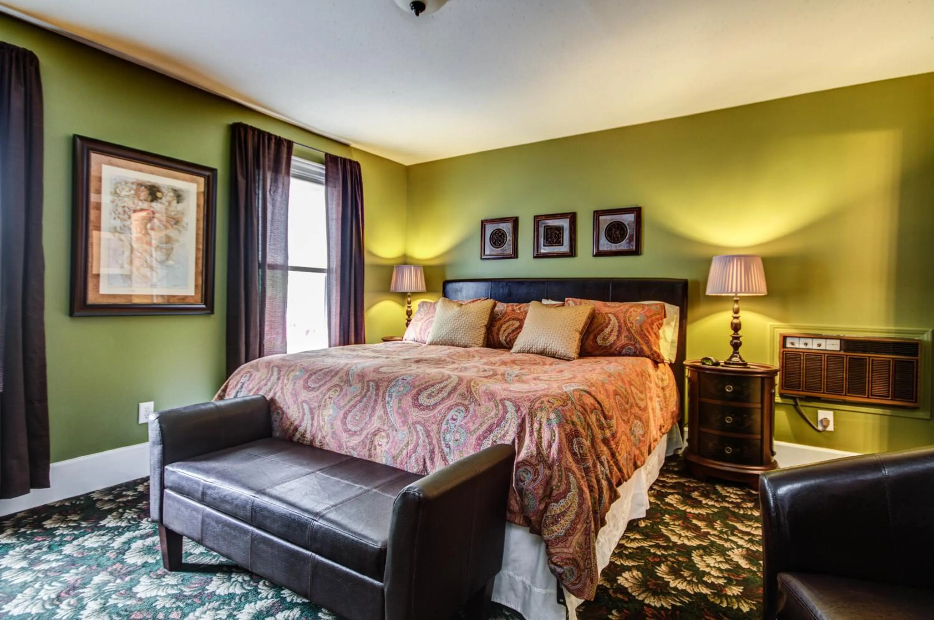 Photo of the whole room, Bed in Twin Oaks Inn