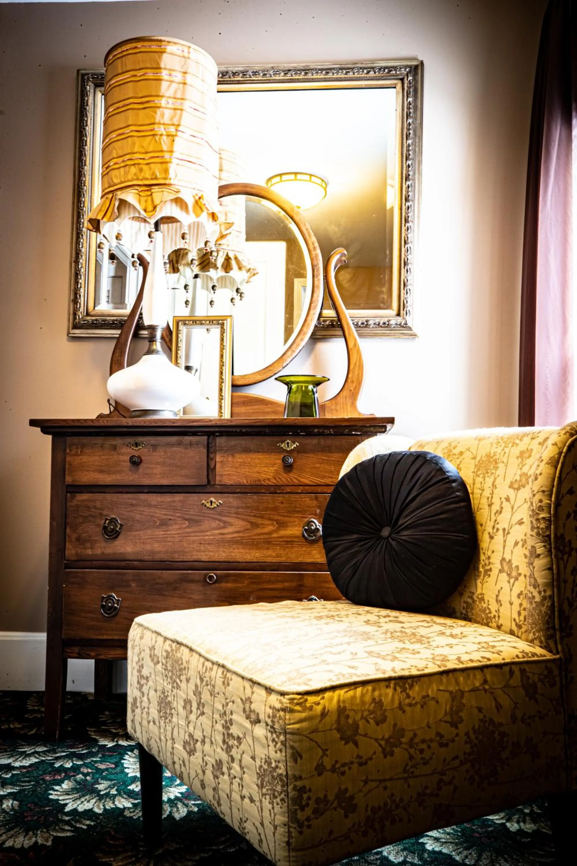 Seating area in Twin Oaks Inn