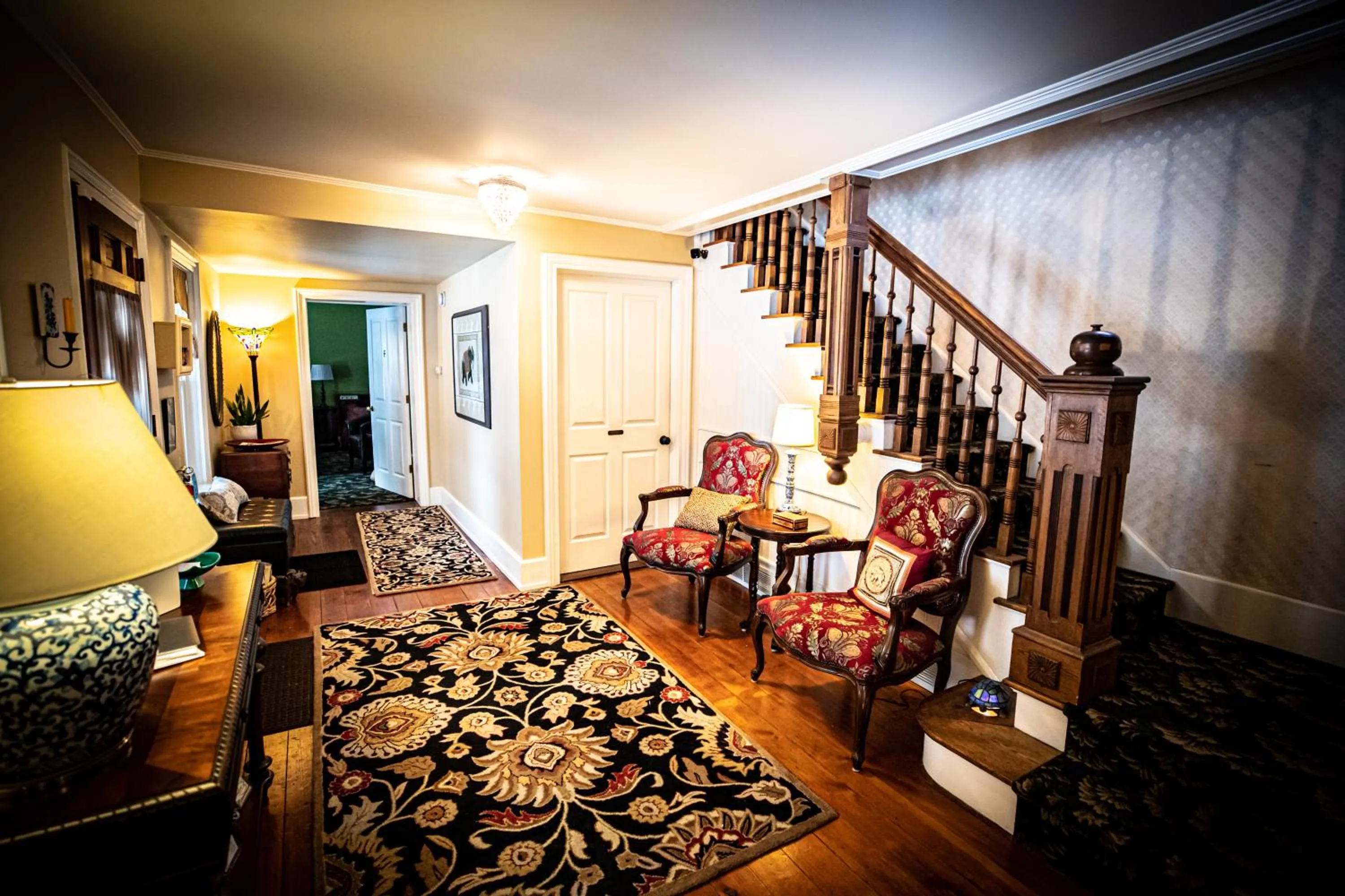 Property building in Twin Oaks Inn