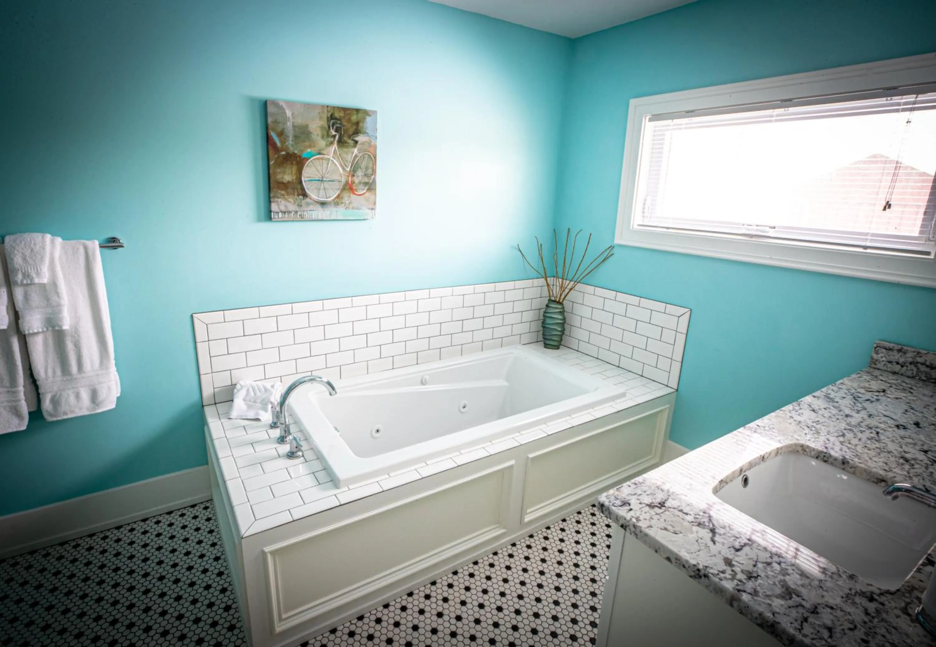 Bathroom, Bed in Twin Oaks Inn