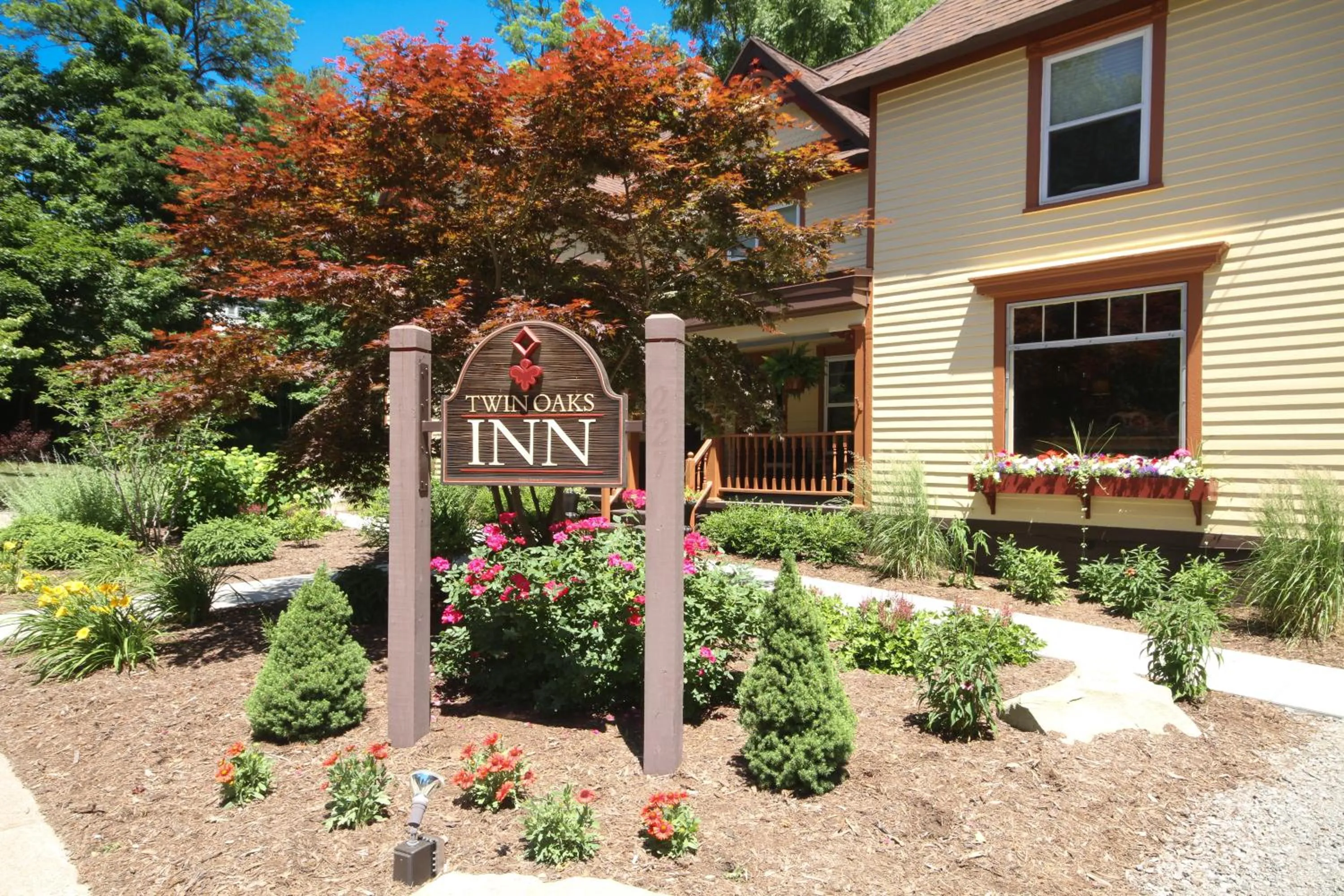 Property building in Twin Oaks Inn