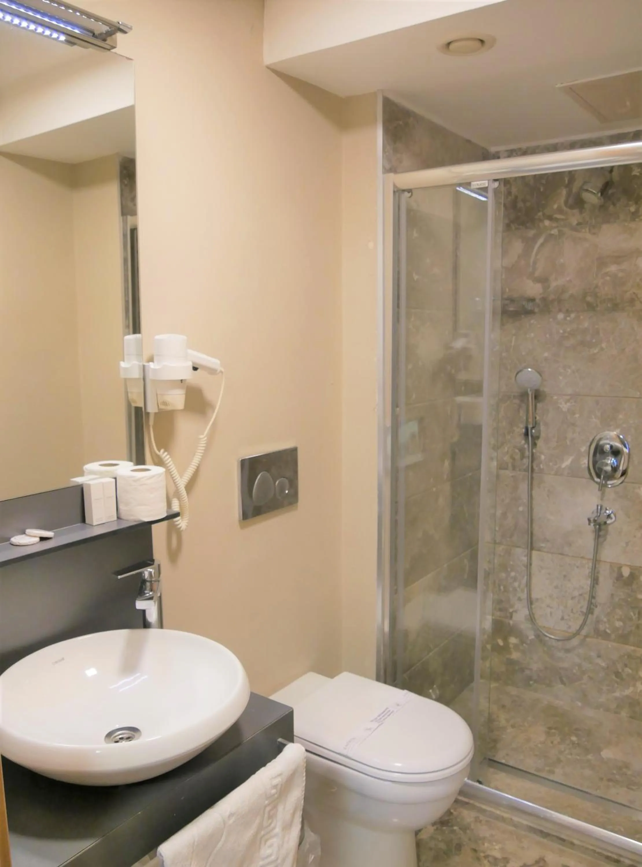 Shower in Endless Comfort Hotel Taksim