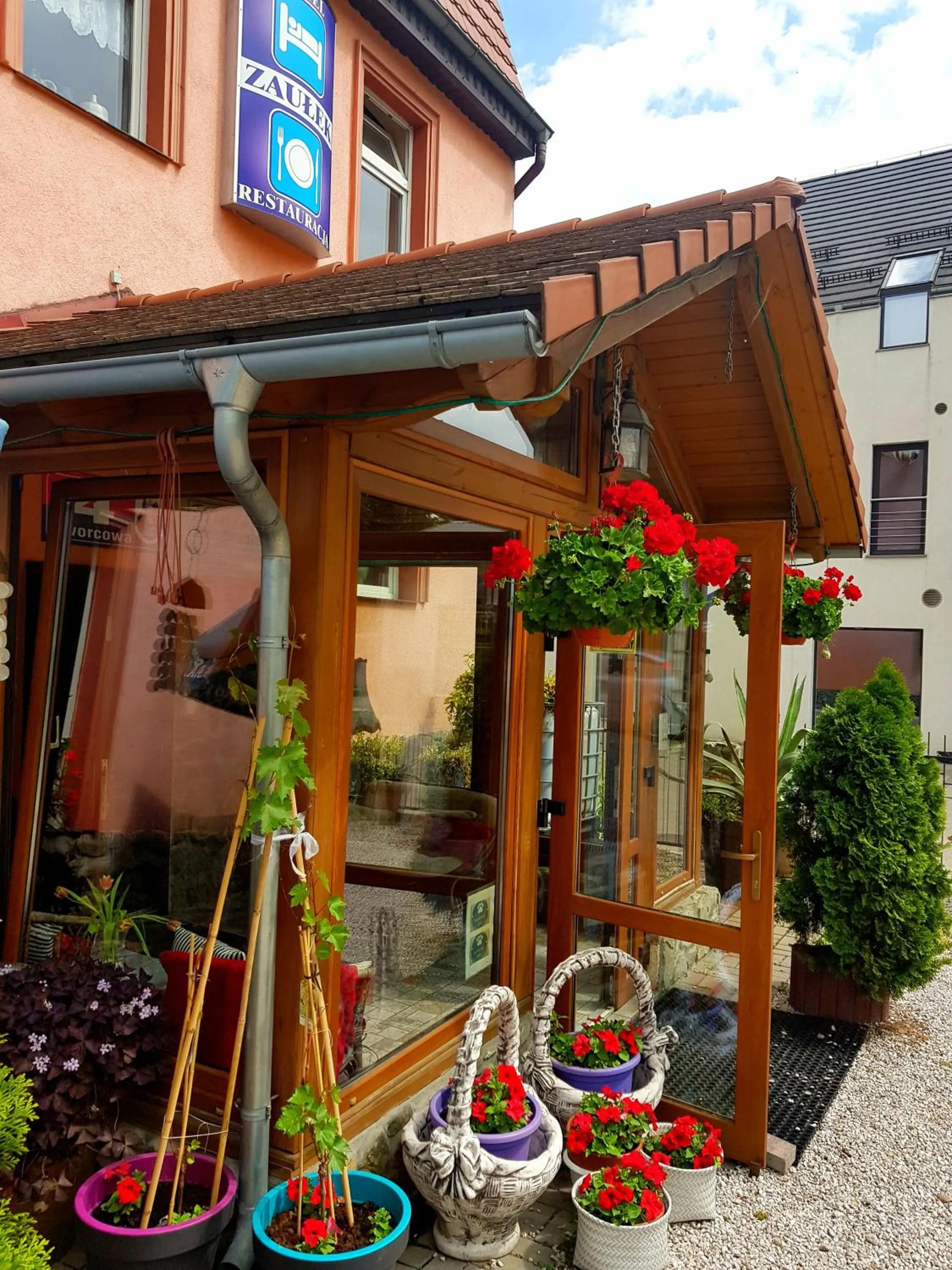 HOTEL "ZAUŁEK" Spółka Cywilna Zbigniew Świderski, Elżbieta Świderska