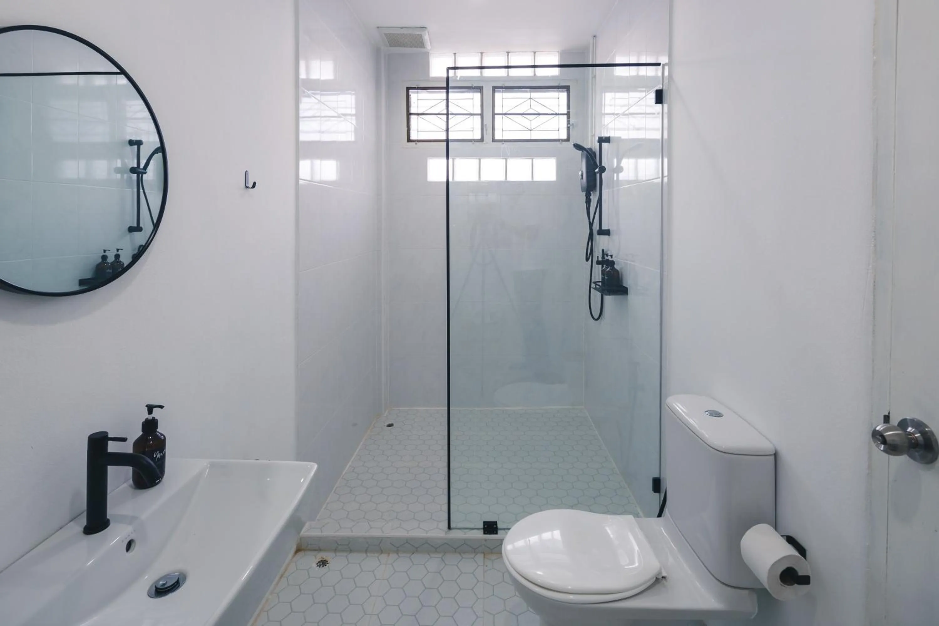 Bathroom in Yindee Travellers Lodge