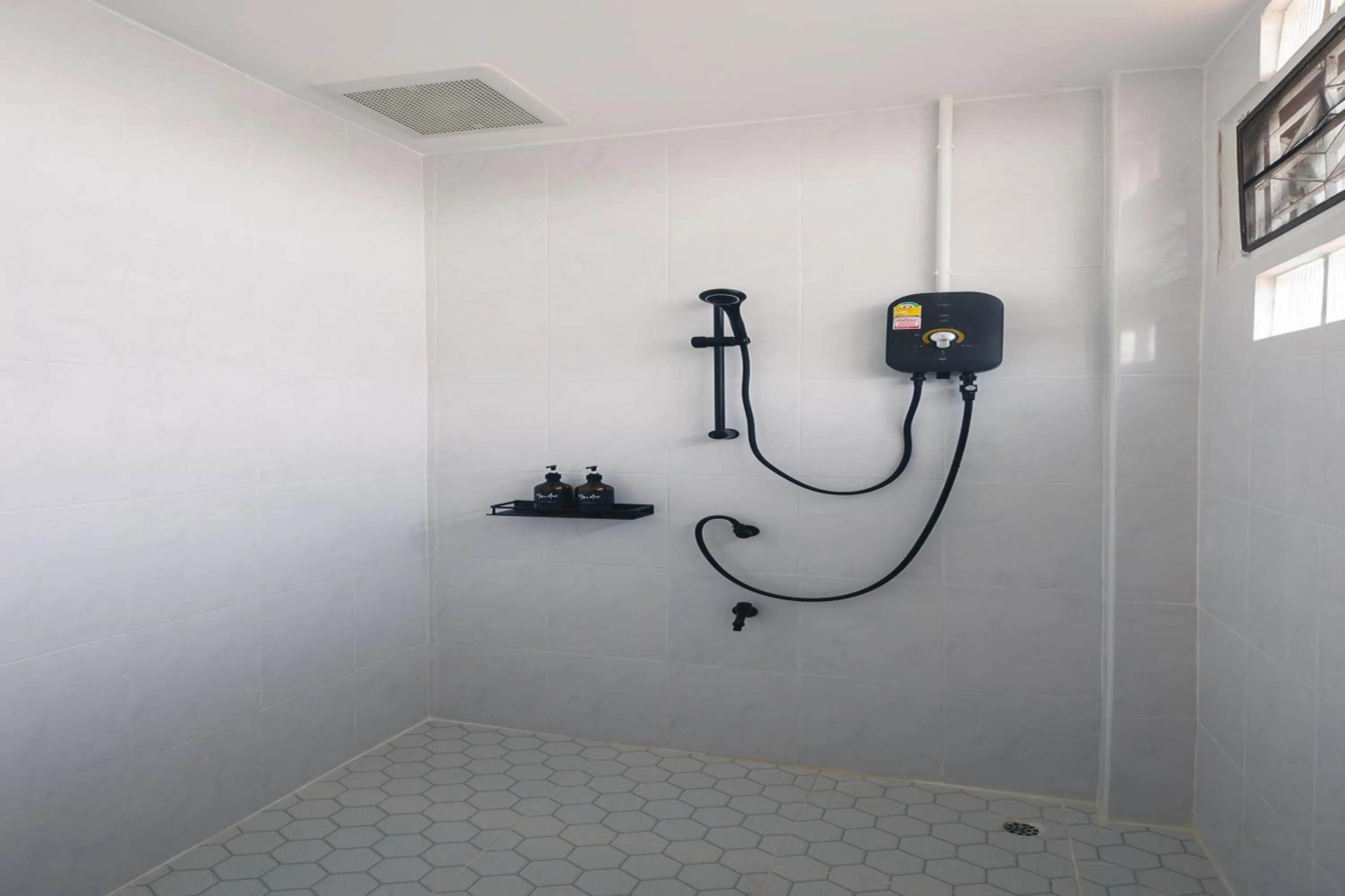 Bathroom in Yindee Travellers Lodge