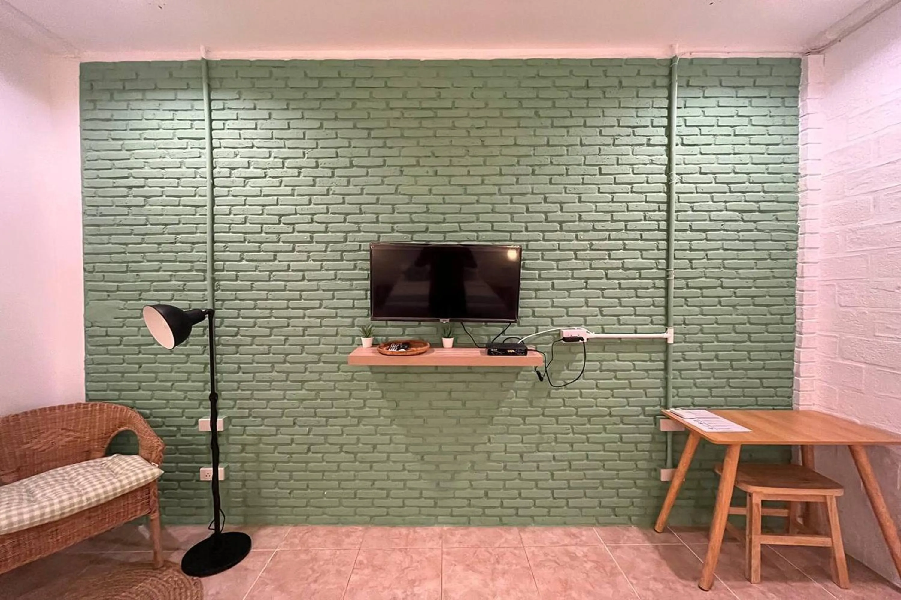 TV and multimedia in Yindee Travellers Lodge