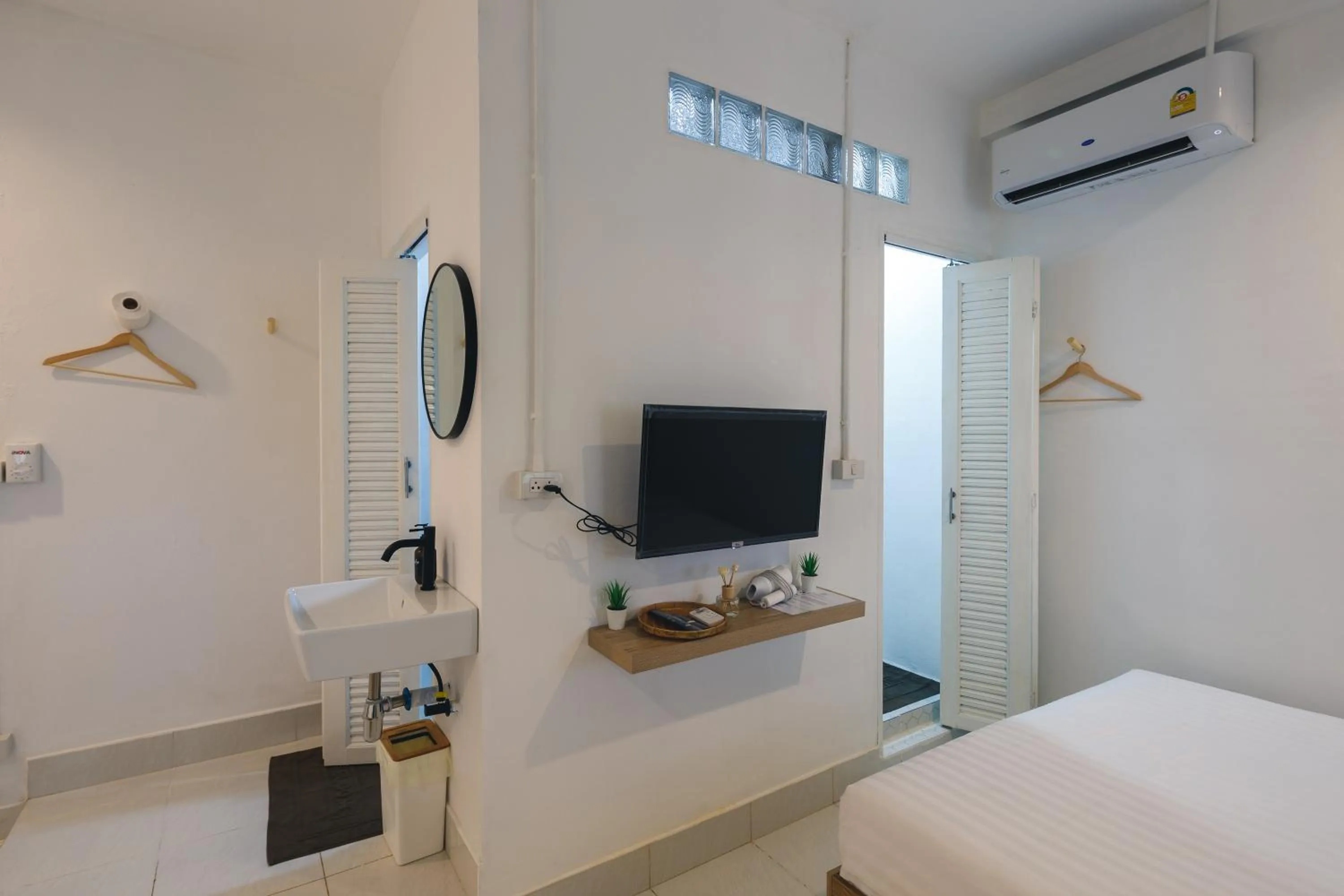 TV and multimedia, Bed in Yindee Travellers Lodge