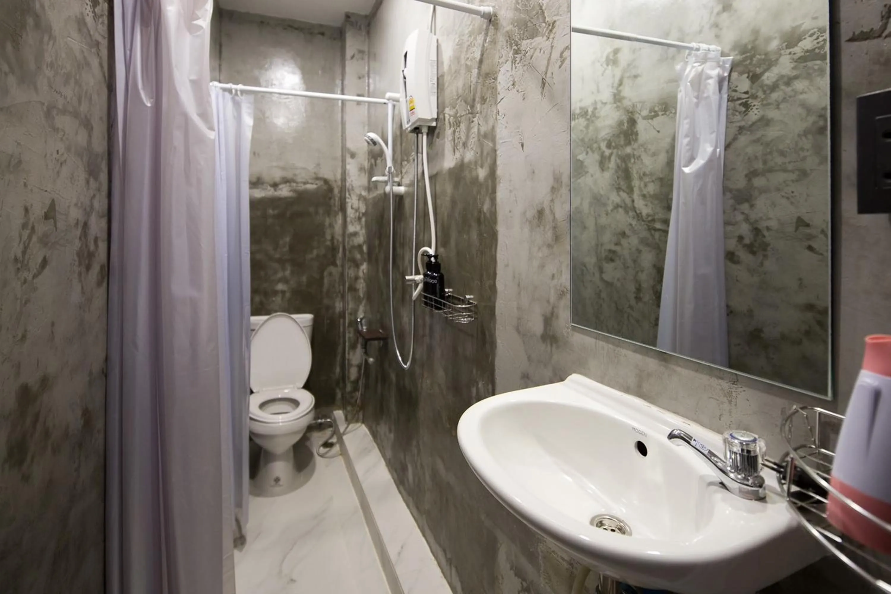 Toilet in Yindee Travellers Lodge