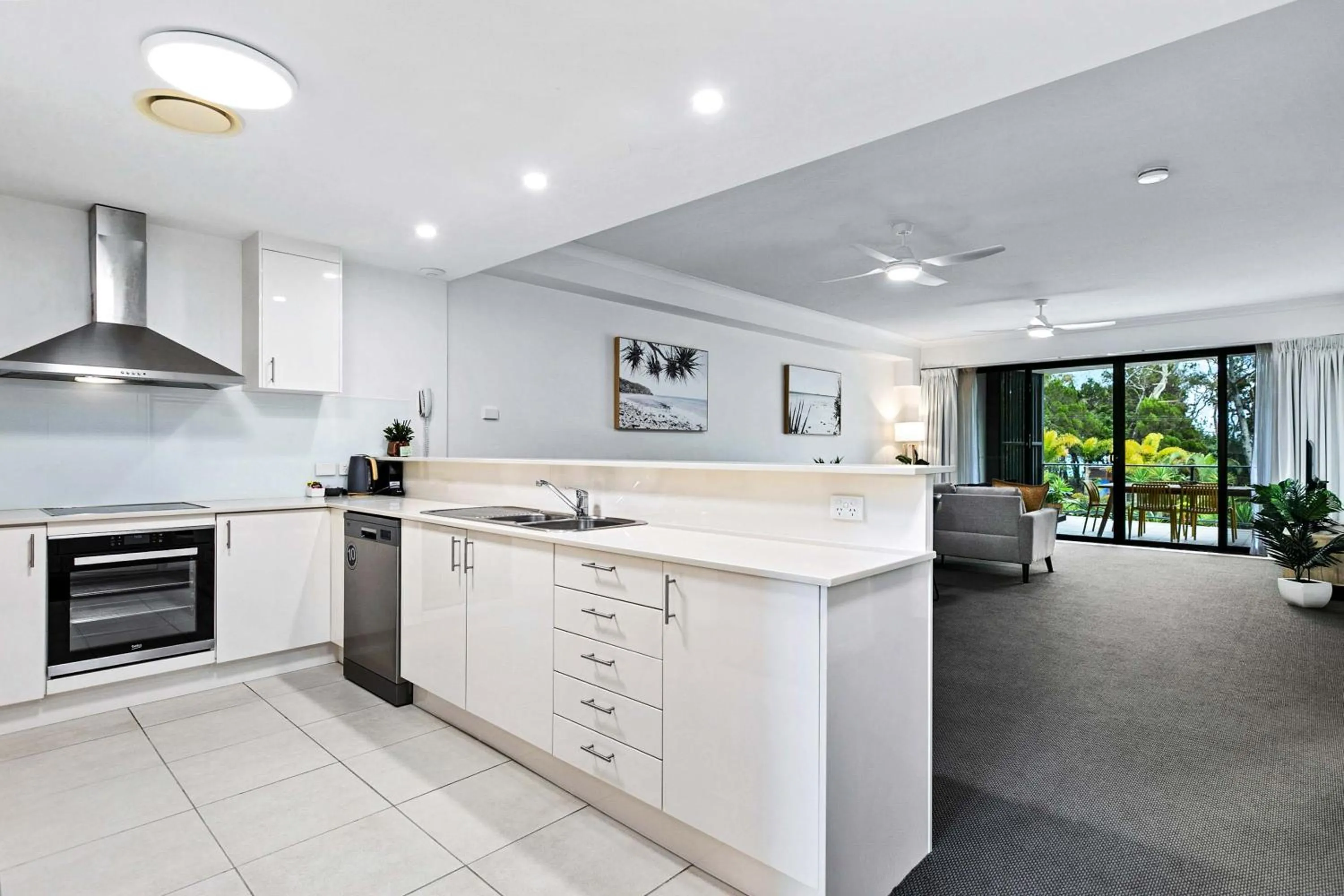 Kitchen or kitchenette in The Bay Apartments