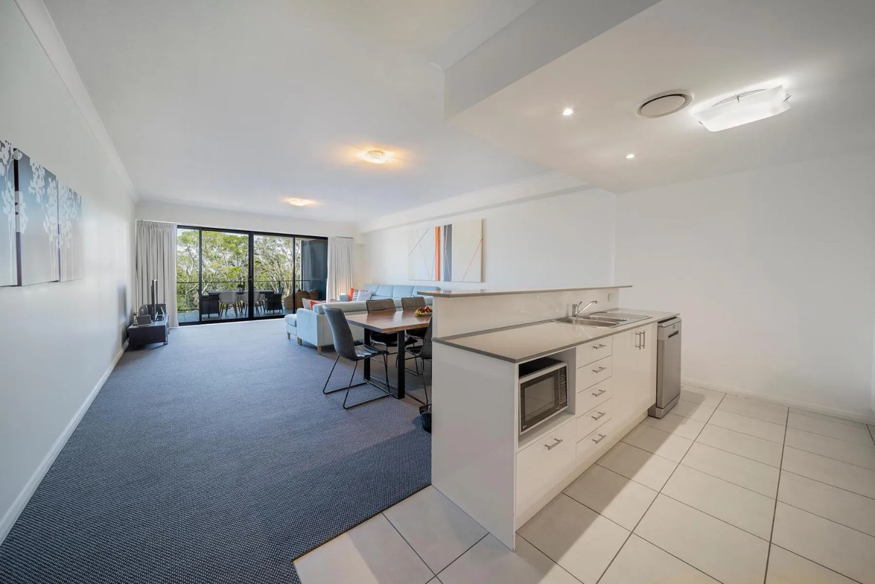 Kitchen or kitchenette in The Bay Apartments