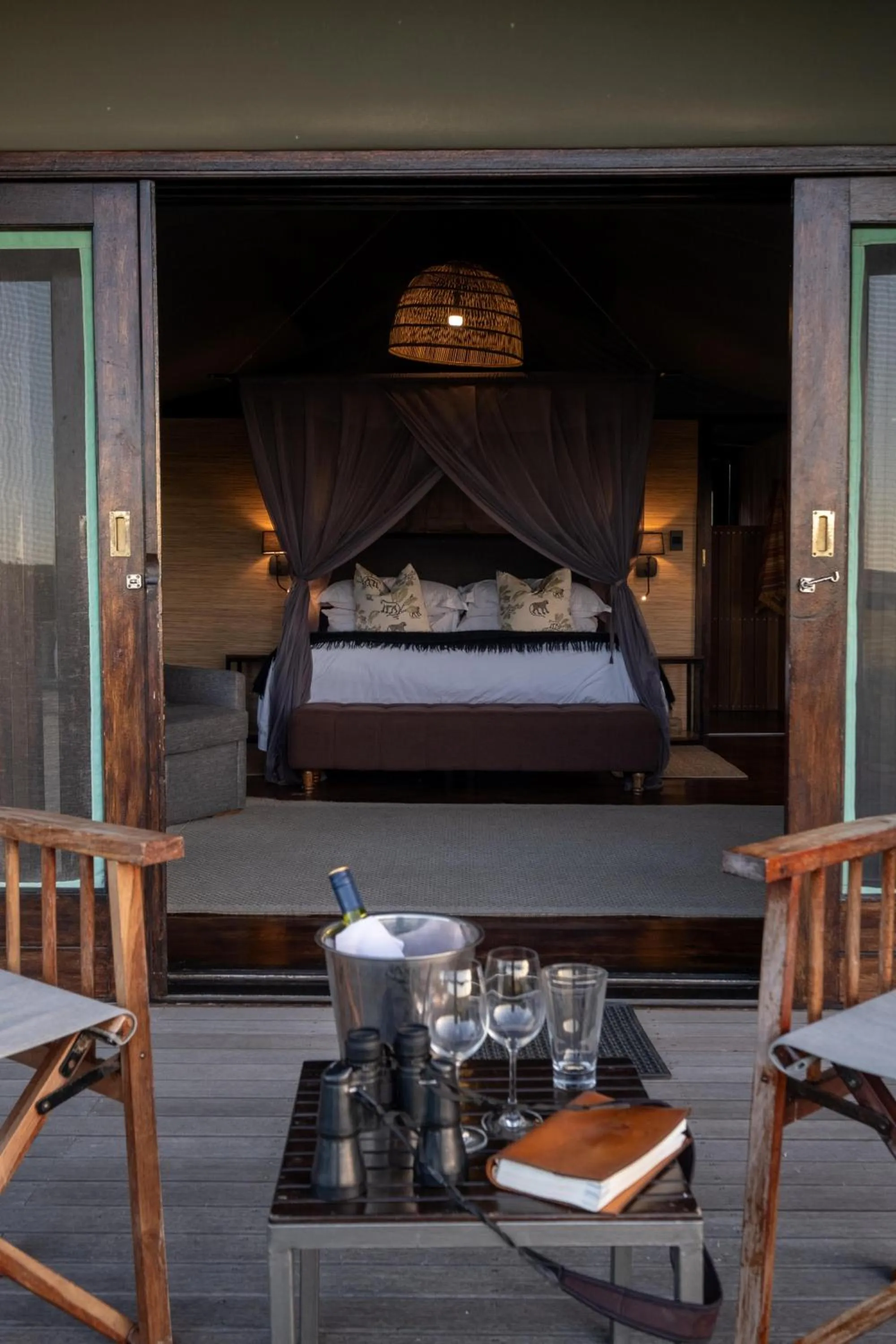 Bedroom, Bed in HillsNek Safari Camp – Amakhala Game Reserve