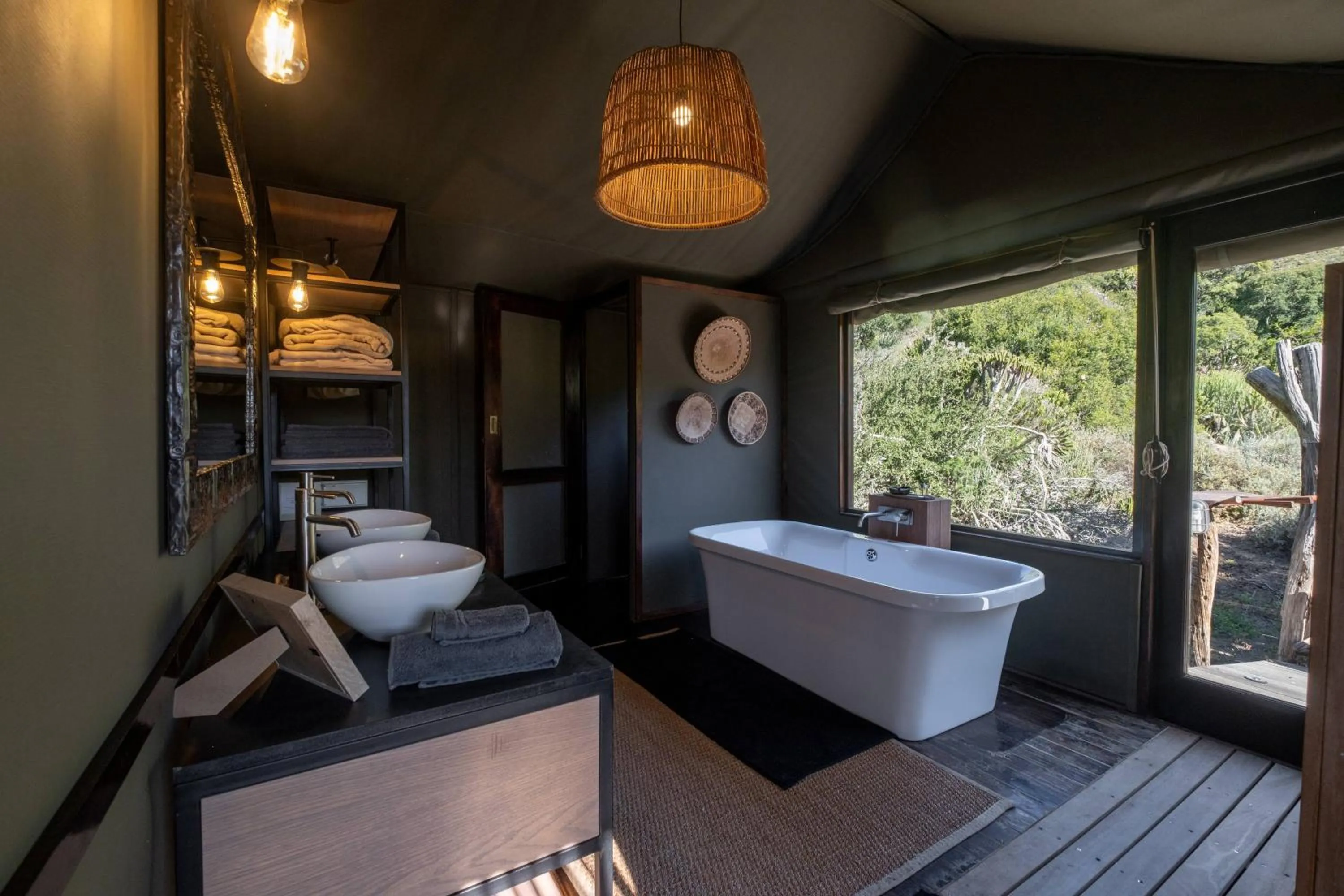 Bath in HillsNek Safari Camp – Amakhala Game Reserve