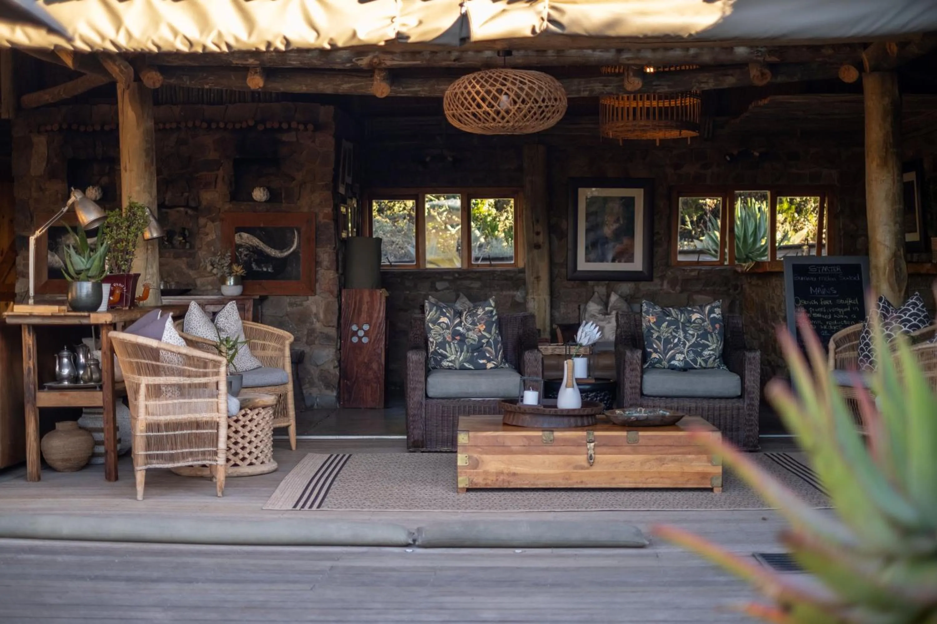 Lounge or bar in HillsNek Safari Camp – Amakhala Game Reserve