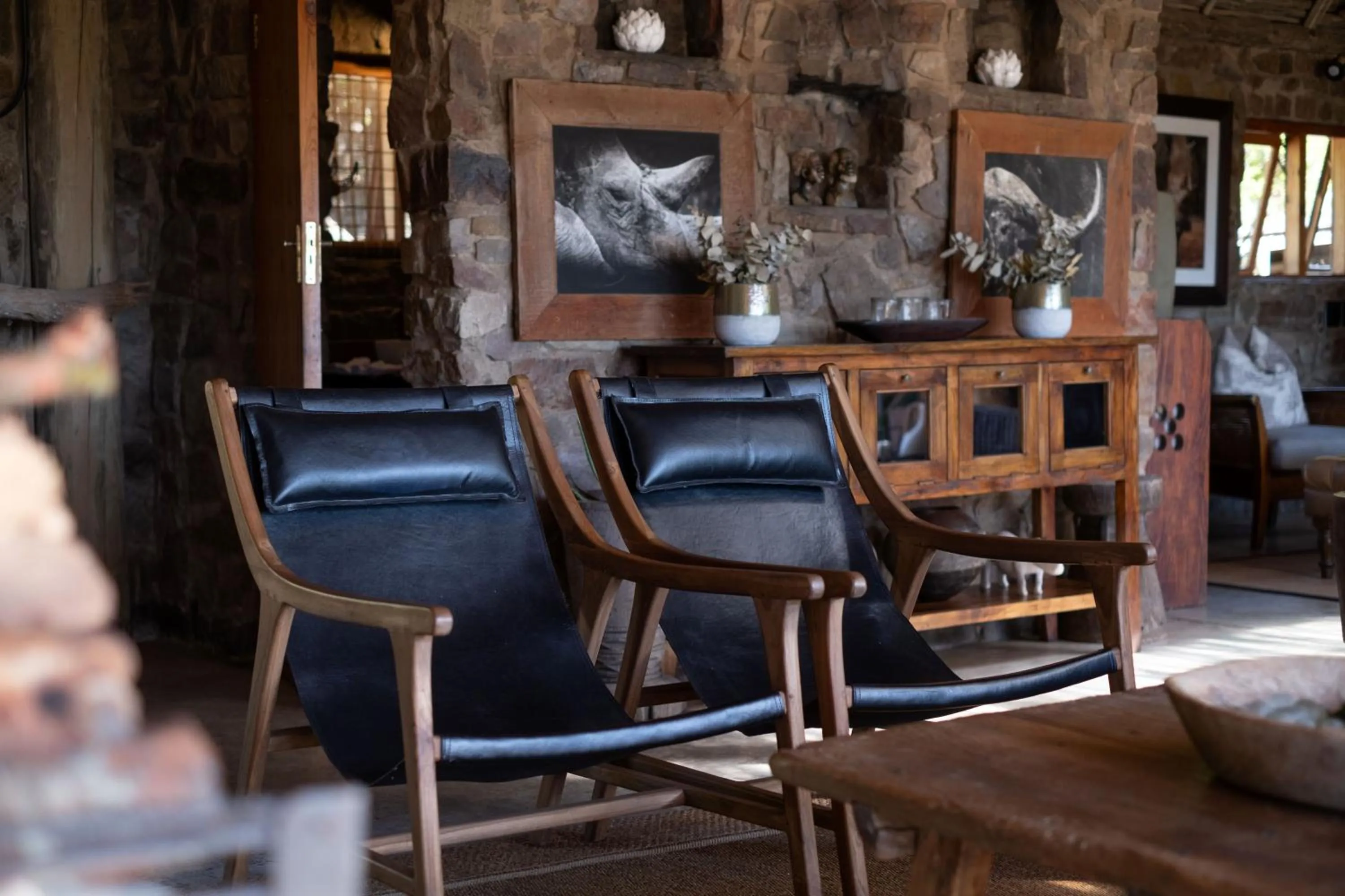 Lounge or bar in HillsNek Safari Camp – Amakhala Game Reserve