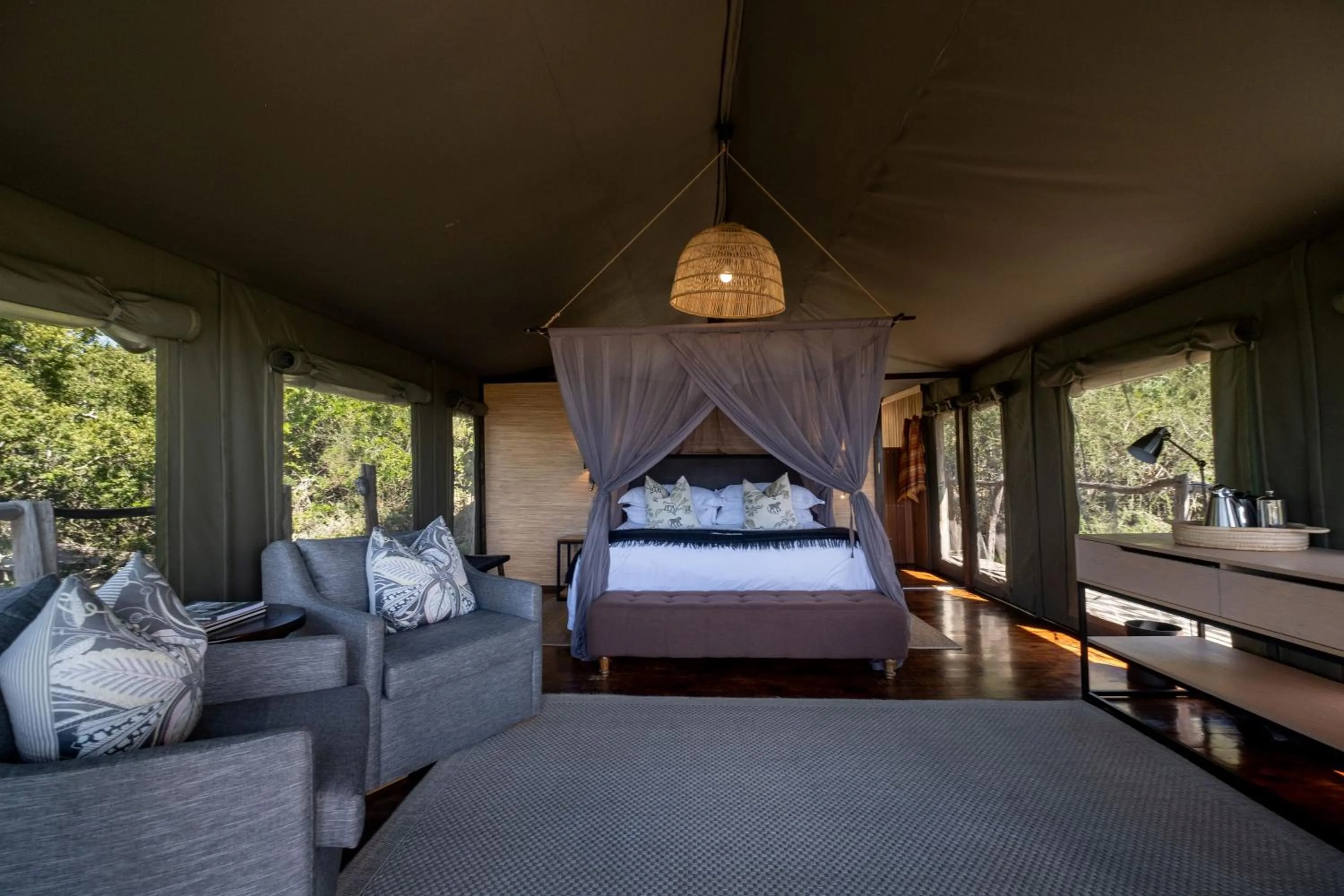 Bedroom, Bed in HillsNek Safari Camp – Amakhala Game Reserve