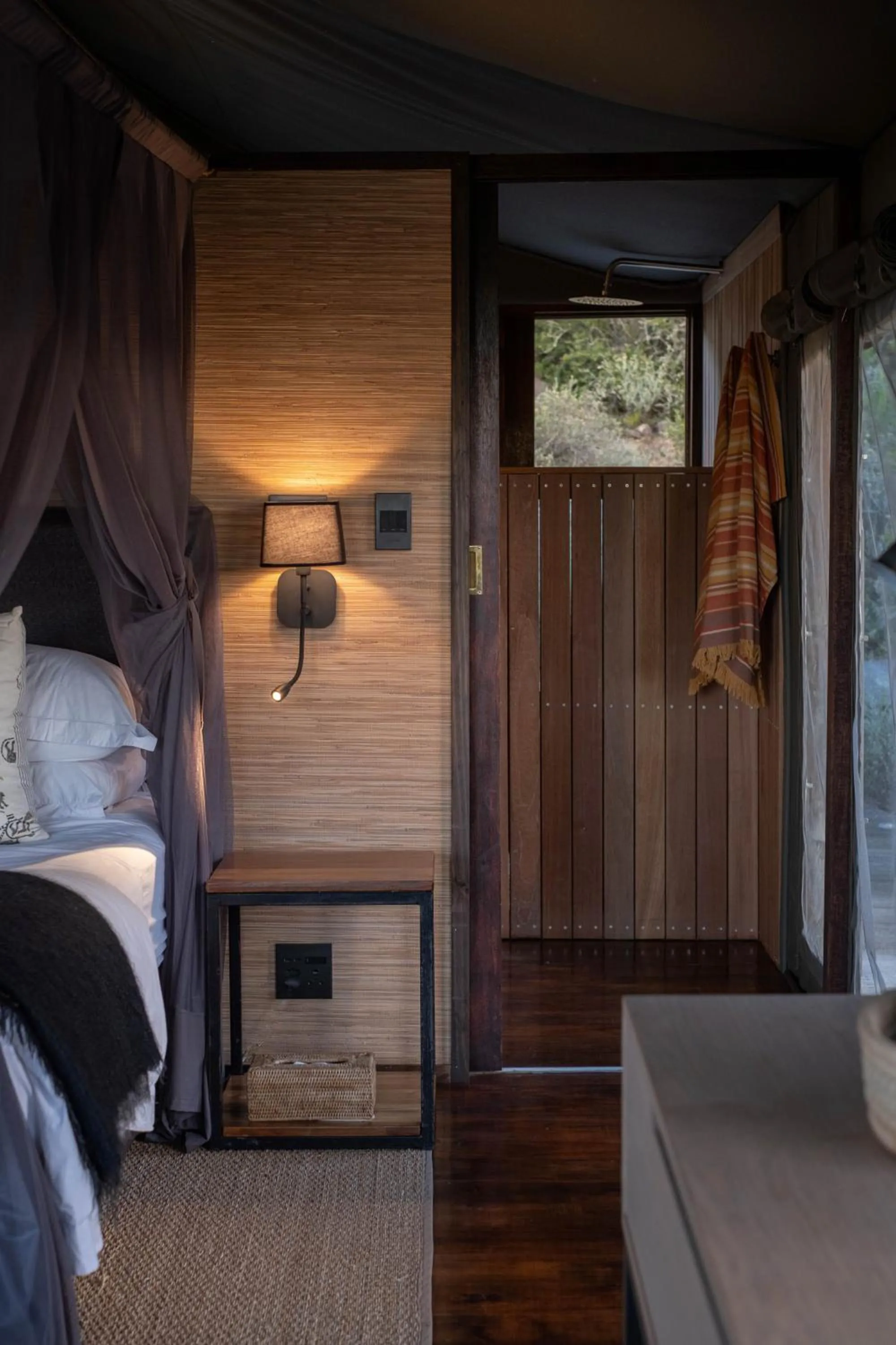 Bedroom, Bed in HillsNek Safari Camp – Amakhala Game Reserve