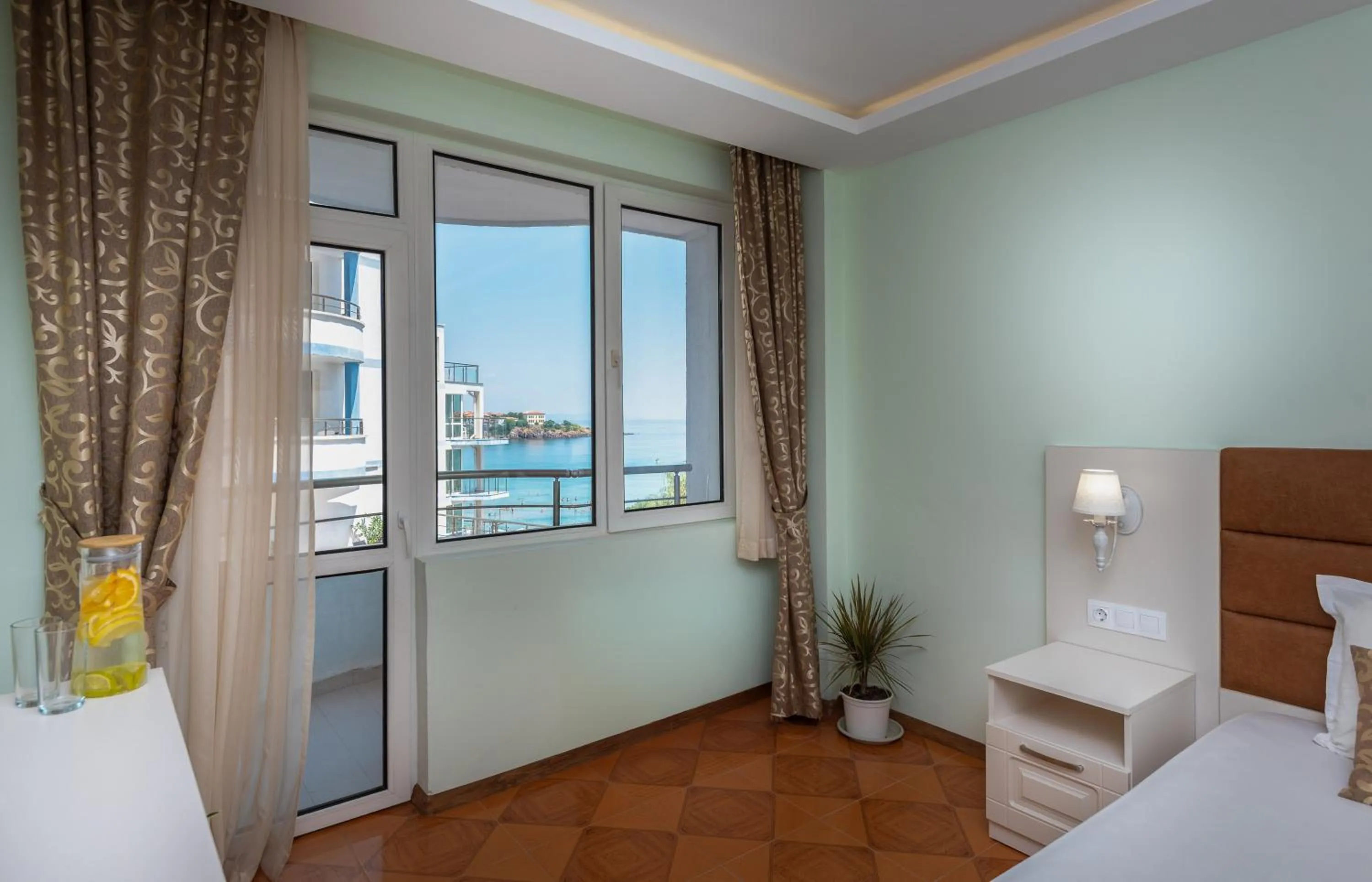 Sea view, Bed in Hotel Villa List