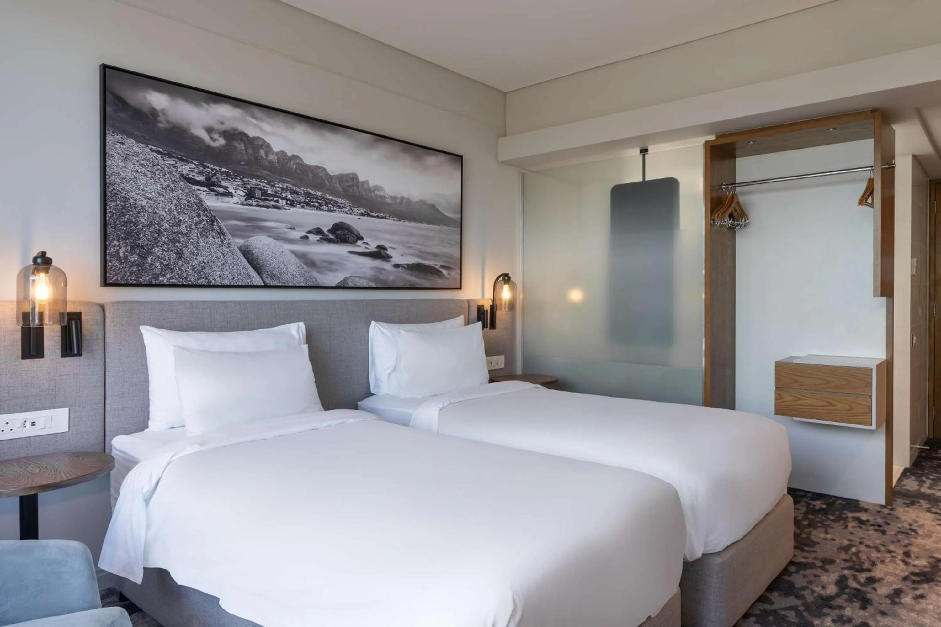 Bedroom, Bed in Radisson Hotel Cape Town Foreshore