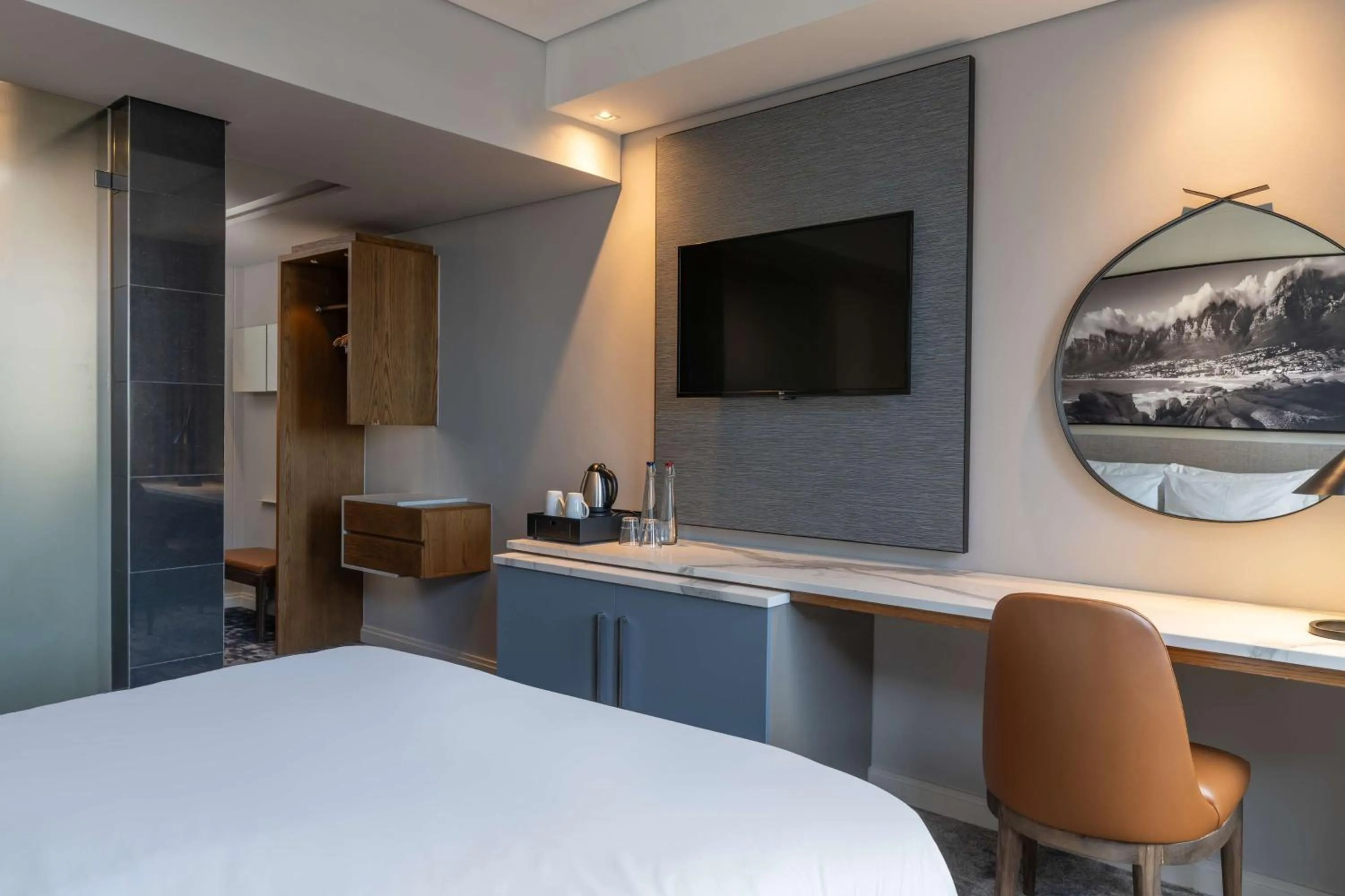 Bedroom, Bed in Radisson Hotel Cape Town Foreshore