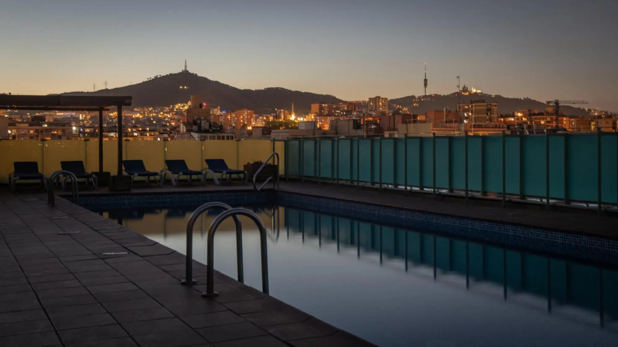 Swimming pool in Apartamentos Aura Park Fira BCN
