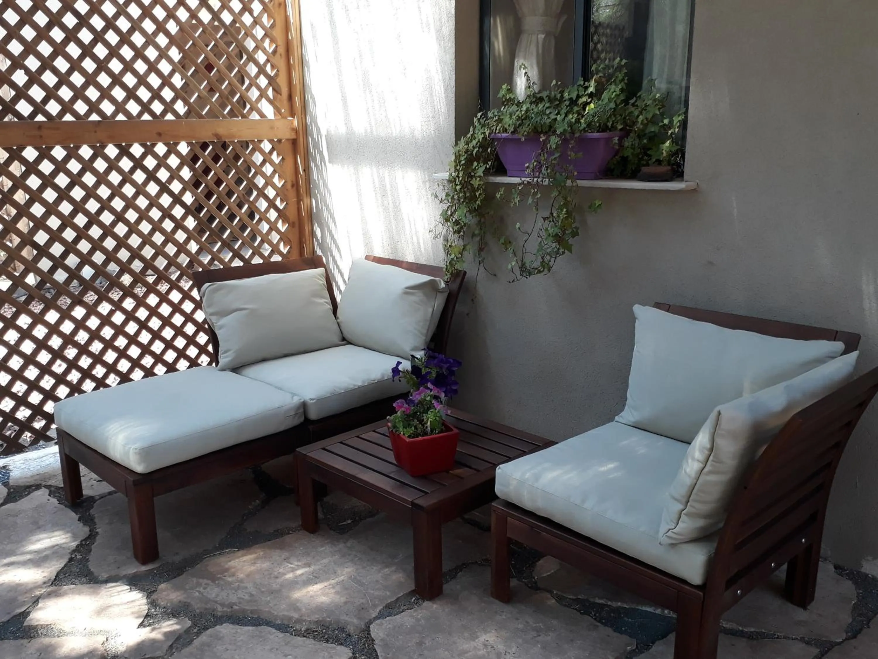 Seating area in Gate Away B&B Units - המקום באל רום