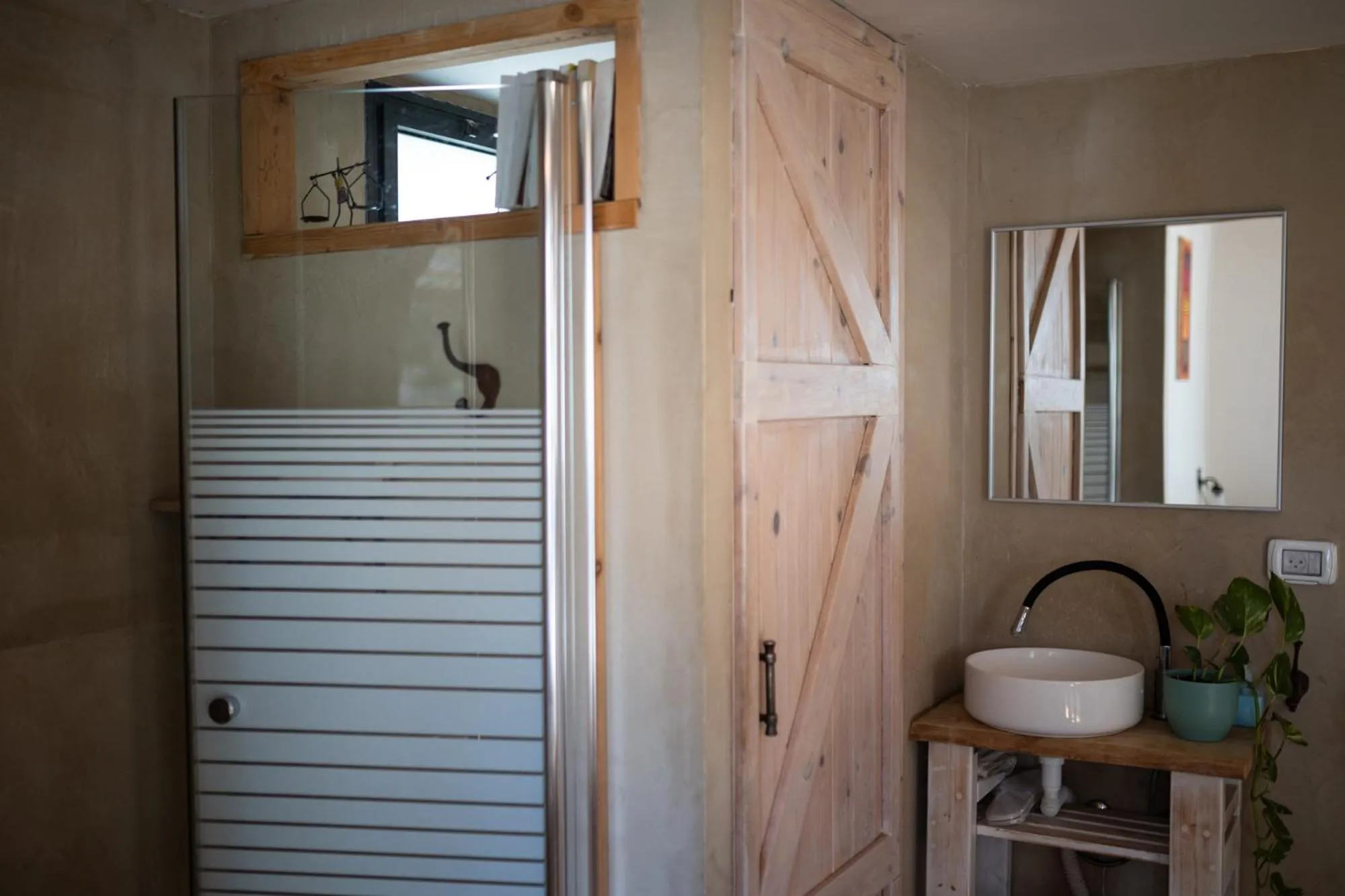 Shower in Gate Away B&B Units - המקום באל רום