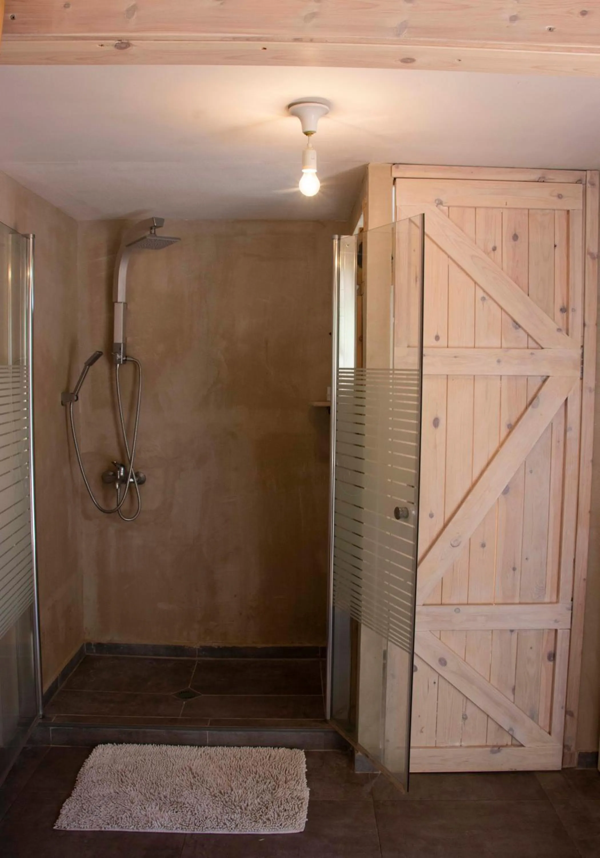 Shower in Gate Away B&B Units - המקום באל רום