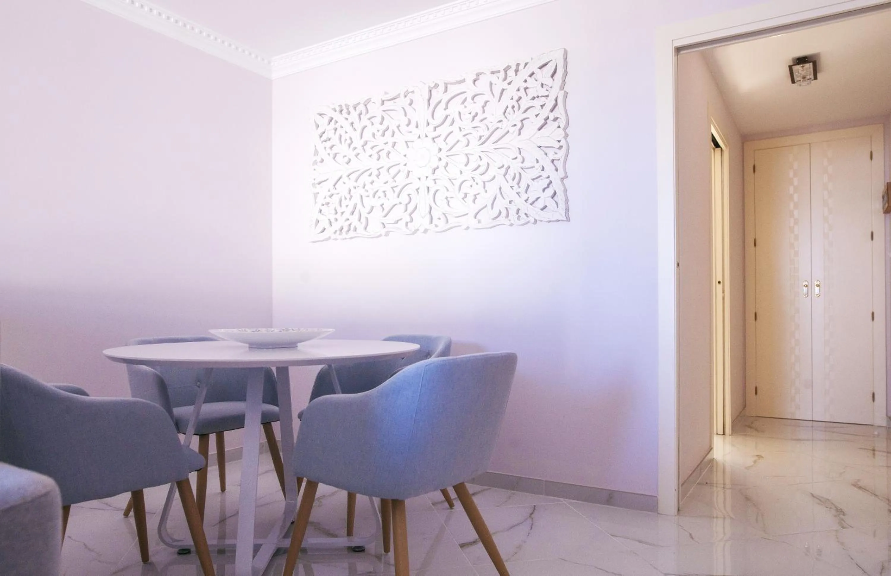 Dining area in Duquesa Seaview marina