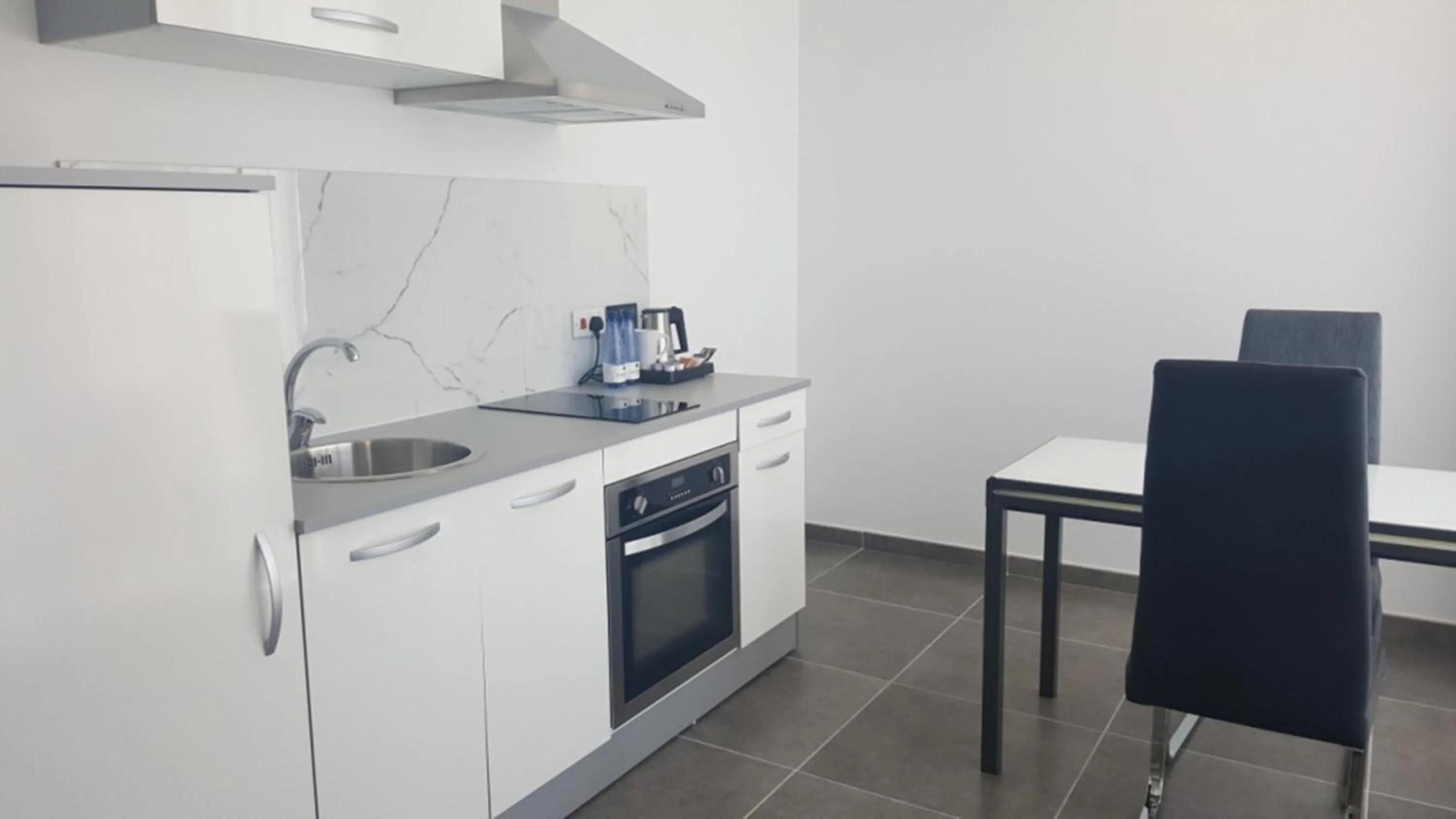 Kitchen or kitchenette, Kitchen/Kitchenette in Pebbles Boutique Aparthotel