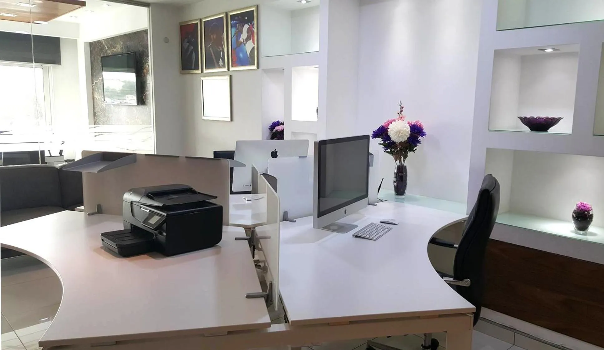 Communal lounge/ TV room, Kitchen/Kitchenette in Pebbles Boutique Aparthotel