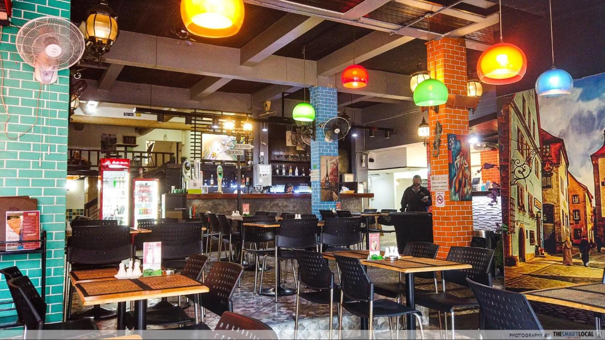 Lounge or bar in Happio Near Chabad House