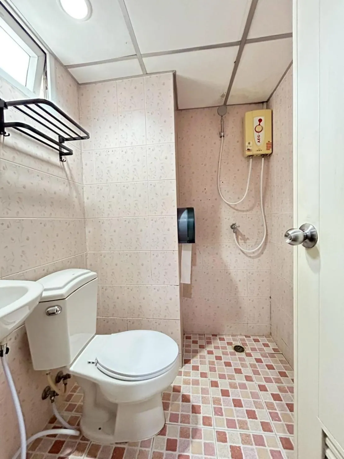 Shower in Happio Near Chabad House