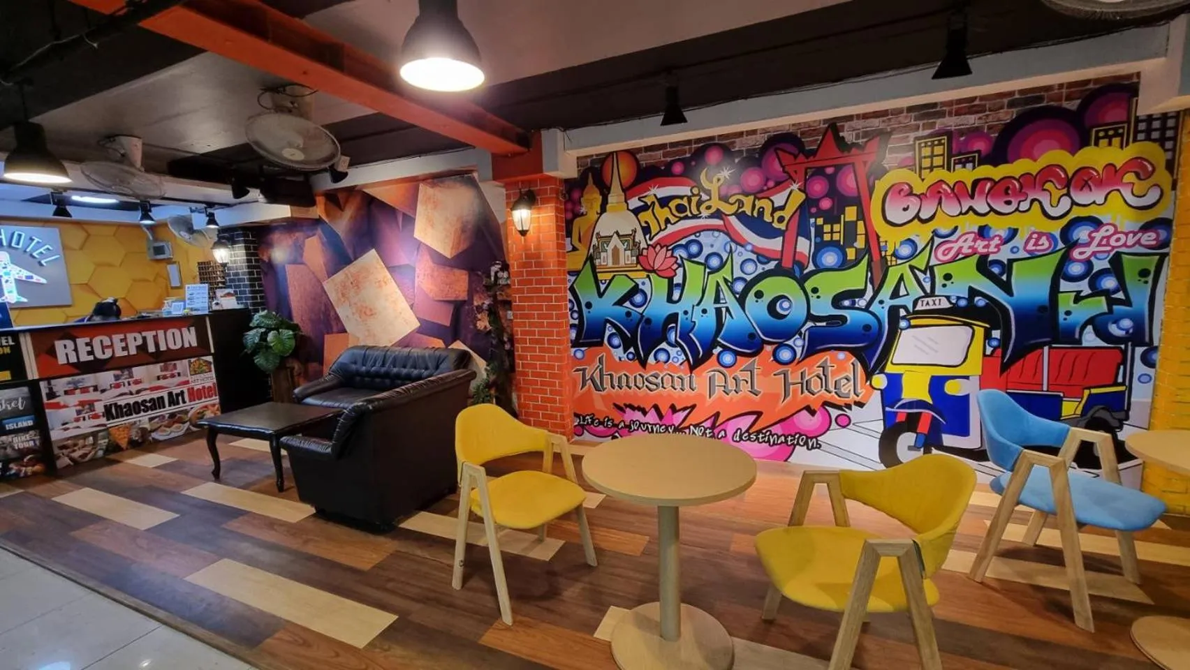 Lobby or reception in Happio Near Chabad House