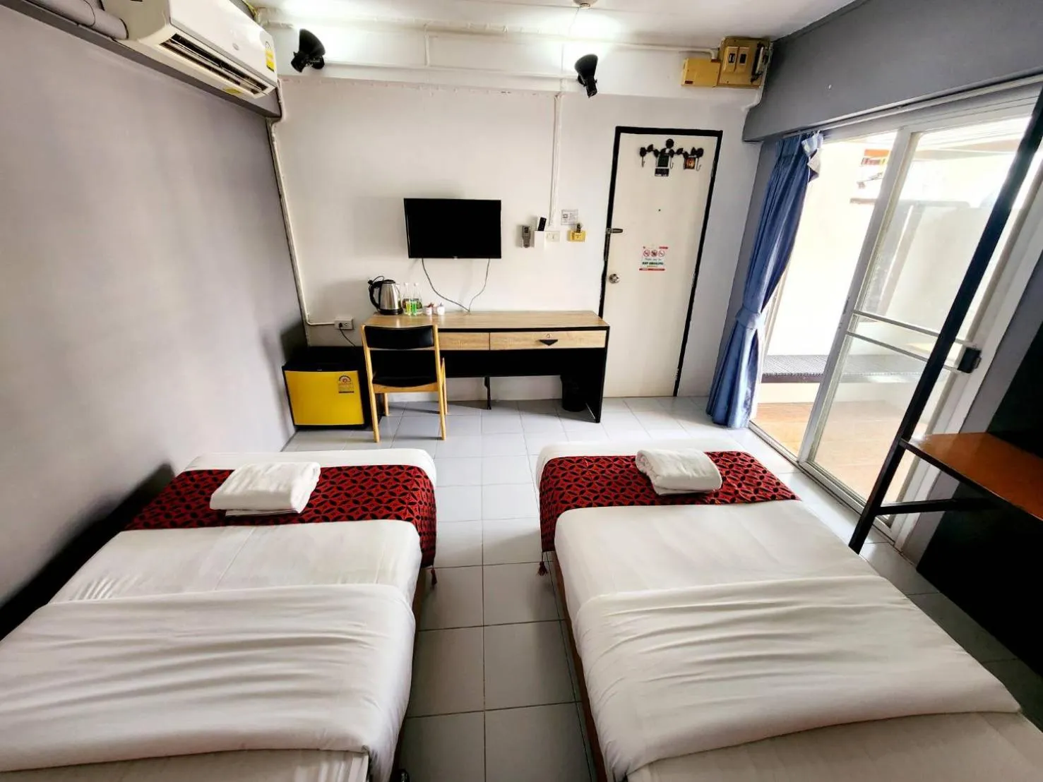 Bed in Happio Near Chabad House