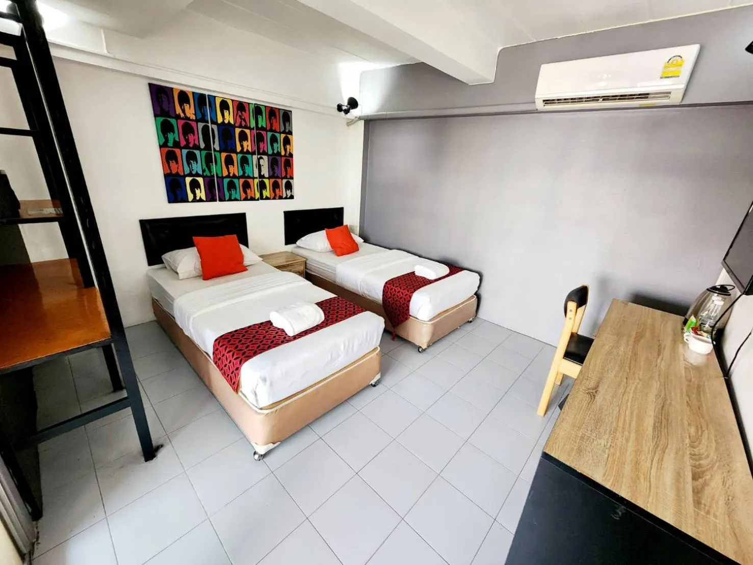 Bed in Happio Near Chabad House